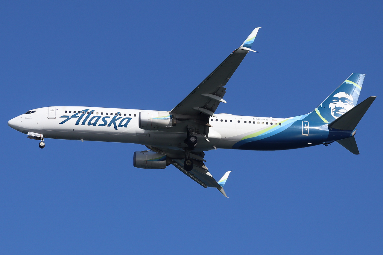 Full size: Alaska Airlines Boeing 737-900ER N434AS at General Edward Lawrence Logan International Airport