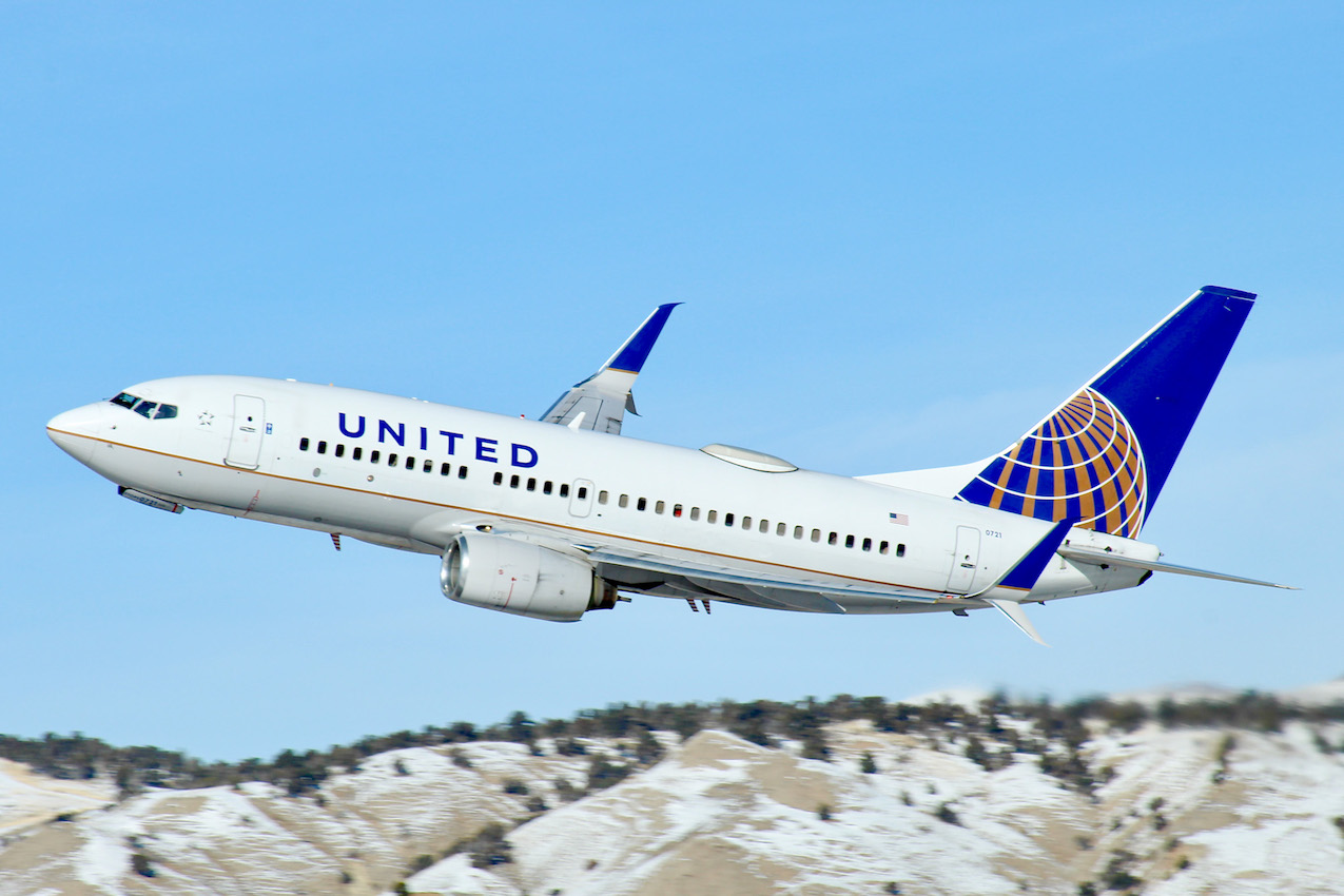 Full size: United Airlines Boeing 737-700 N23721 at Eagle County Regional Airport