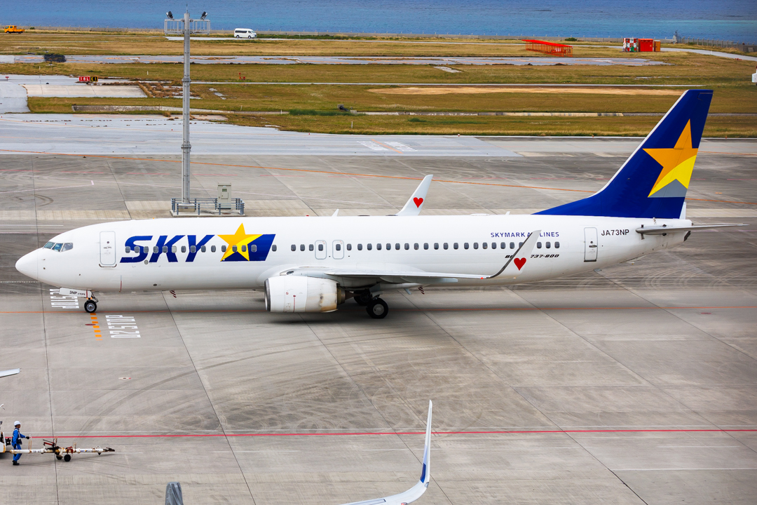 Full size: Skymark Airlines Boeing 737-800 JA73NP at Okinawa Naha Airport