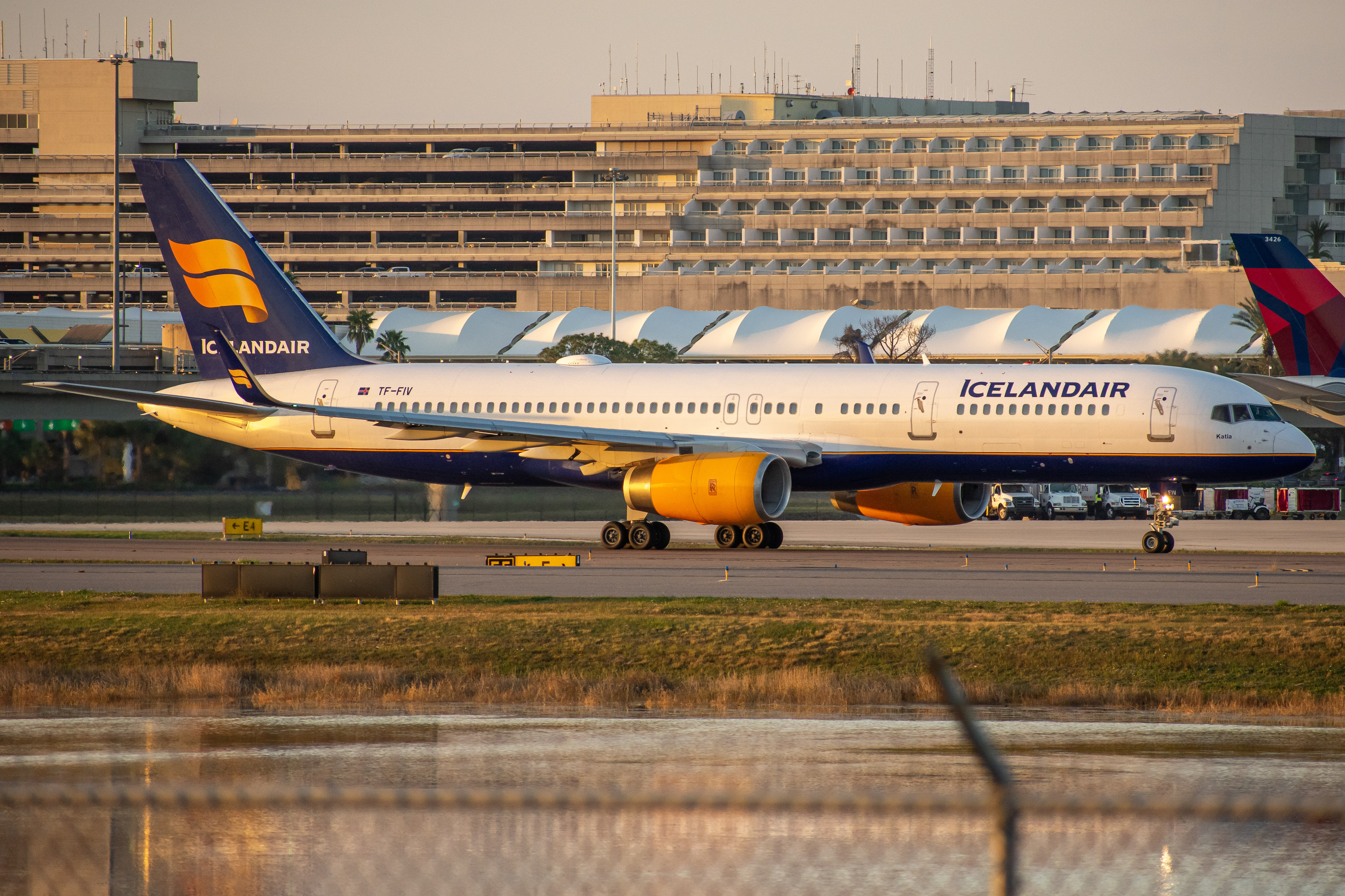 Full size: Icelandair Boeing 757-200 TF-FIV at Orlando International Airport
