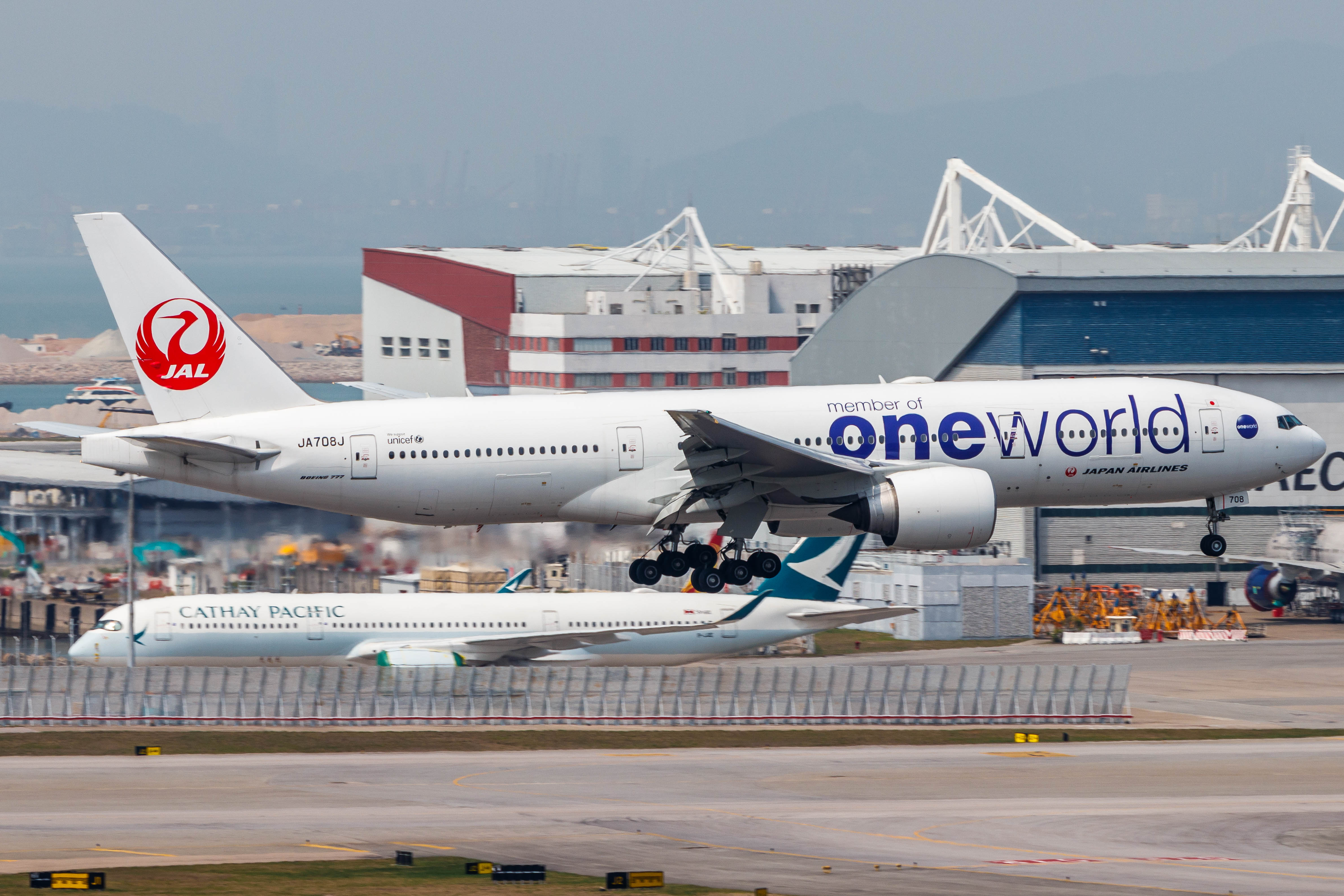 Full size: Japan Airlines Boeing 777-200 JA708J at Hong Kong International Airport