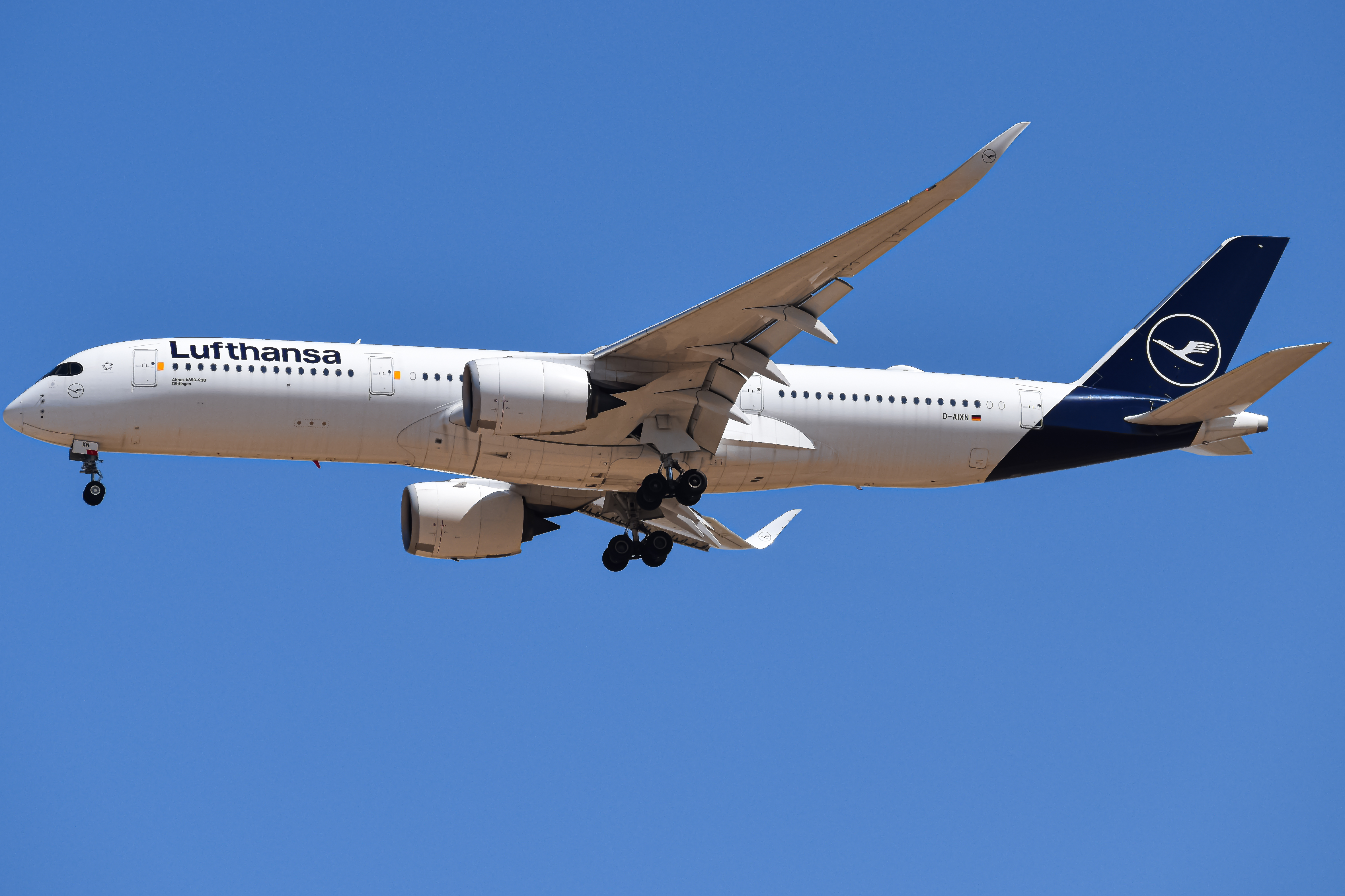 Full size: Lufthansa Airbus A350-900 D-AIXN at Denver International Airport