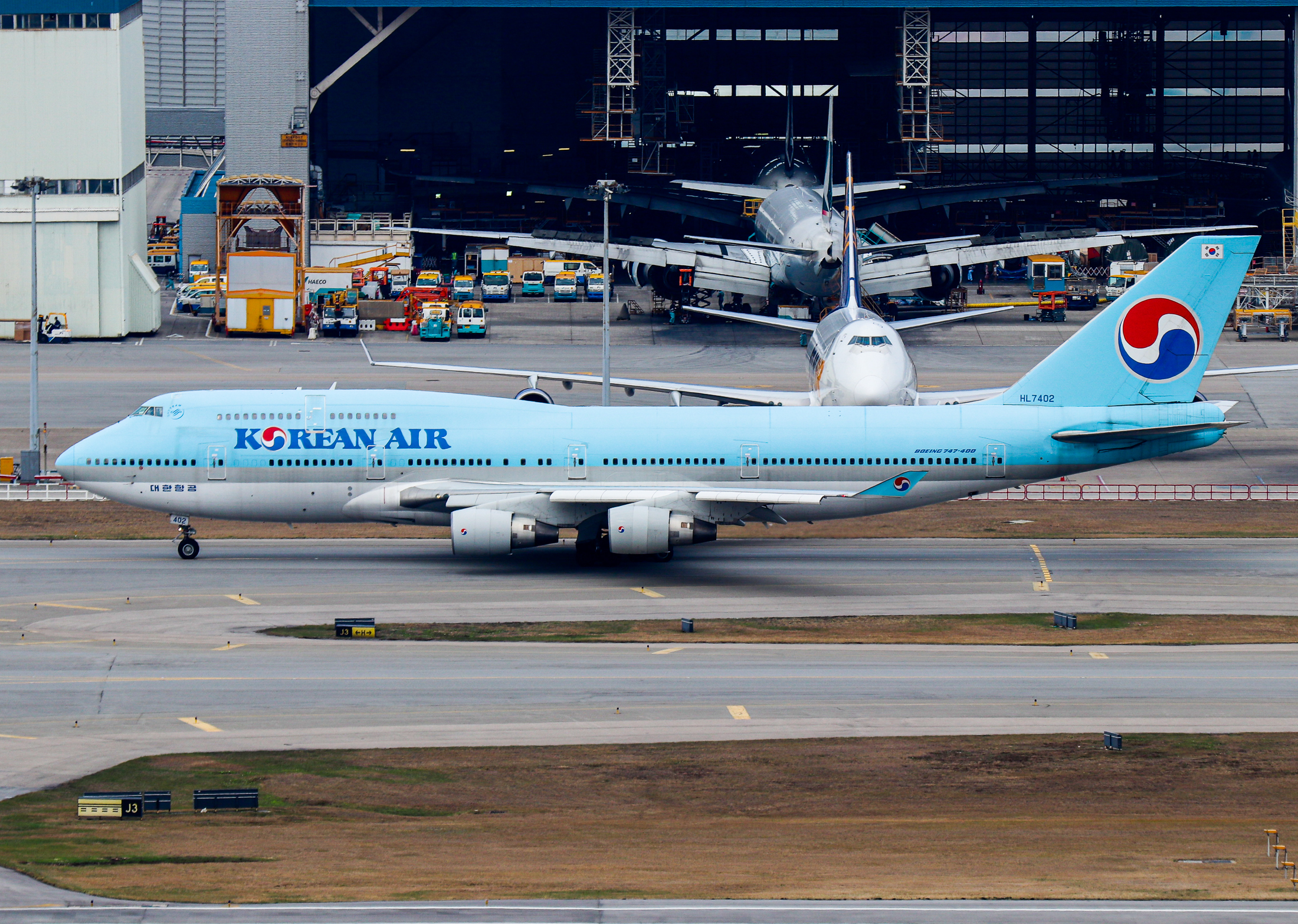 Full size: Korean Air Boeing 747-400 HL7402 at Hong Kong International Airport