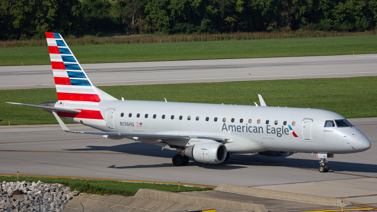Full size: American Eagle Embraer E170 N136HQ at John Glenn Columbus International Airport