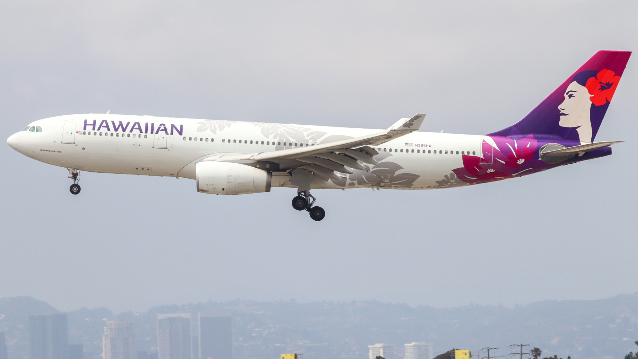 Full size: Hawaiian Airlines Airbus A330-200 N395HA at Los Angeles International Airport