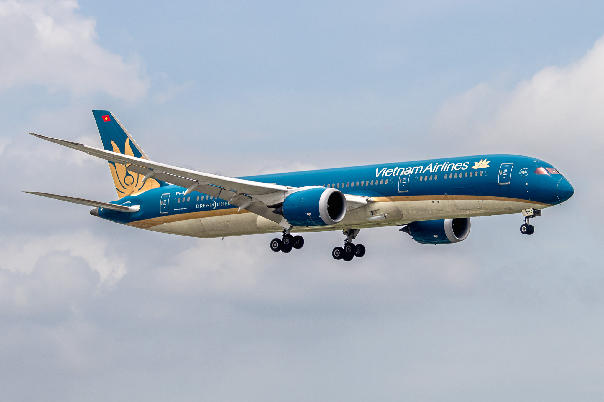 Full size: Vietnam Airlines Boeing 787-9 VN-A866 at Tan Son Nhat International Airport