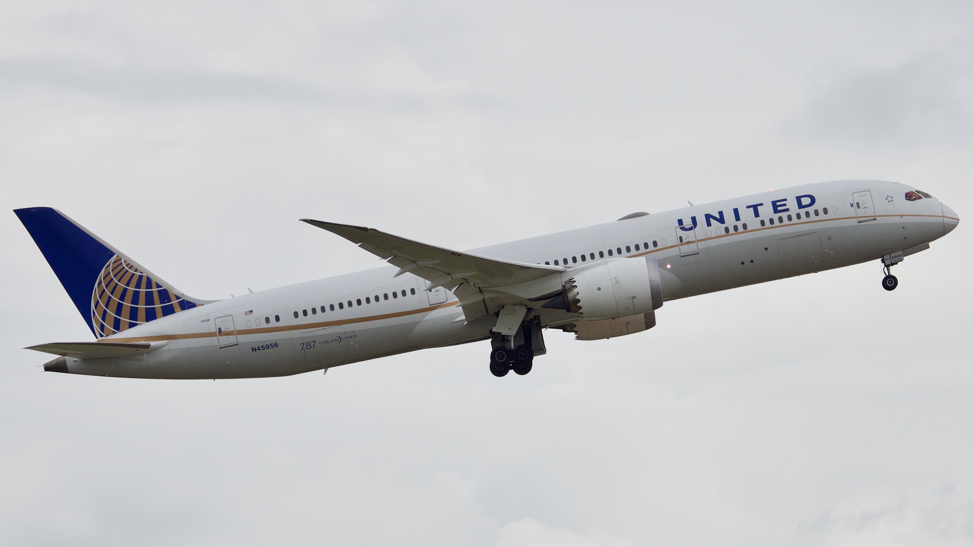 Full size: United Airlines Boeing 787-9 N45956 at Houston-George Bush Intercontinental Airport