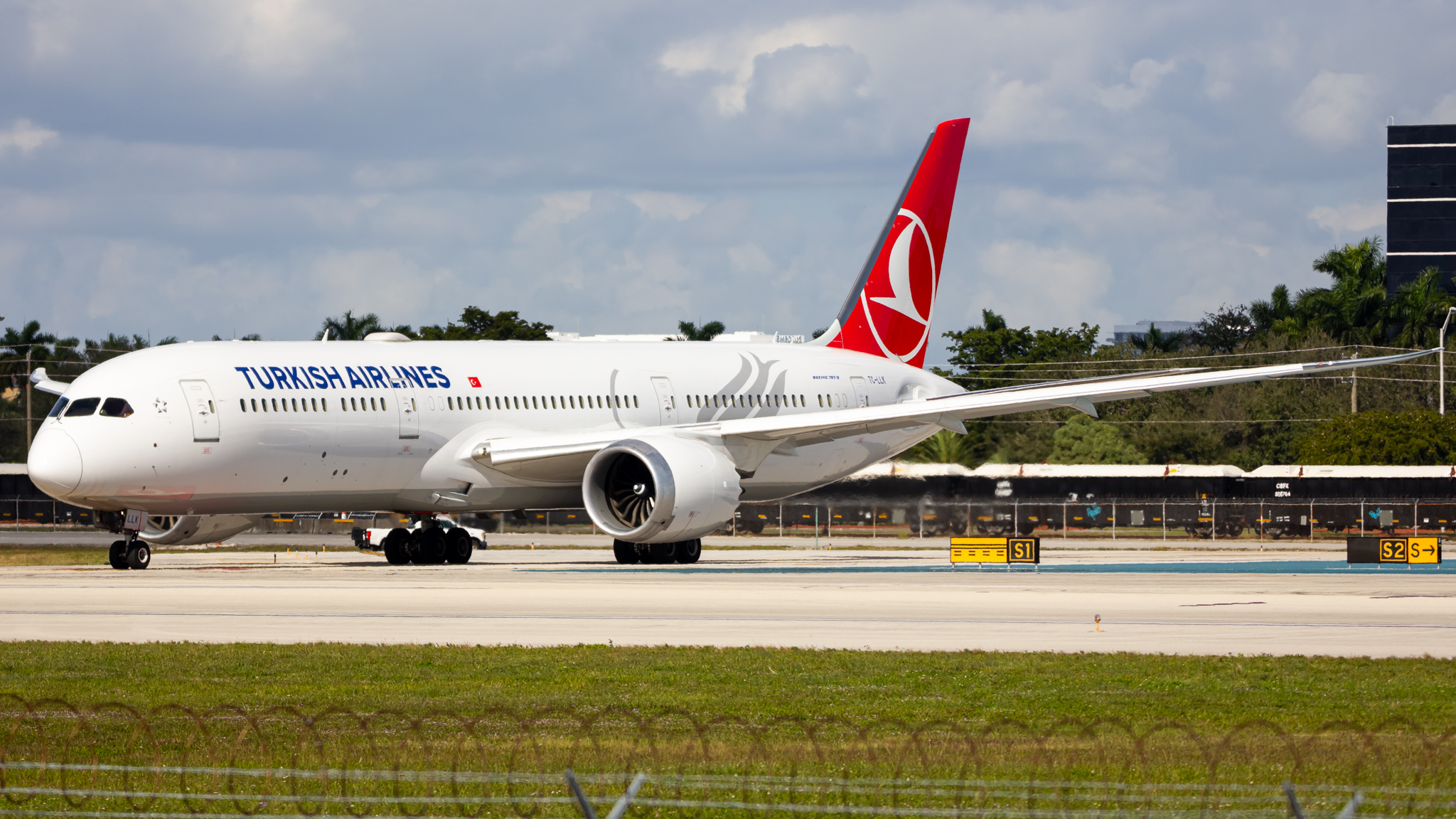Full size: Turkish Airlines Boeing 787-9 TC-LLK at Miami International Airport