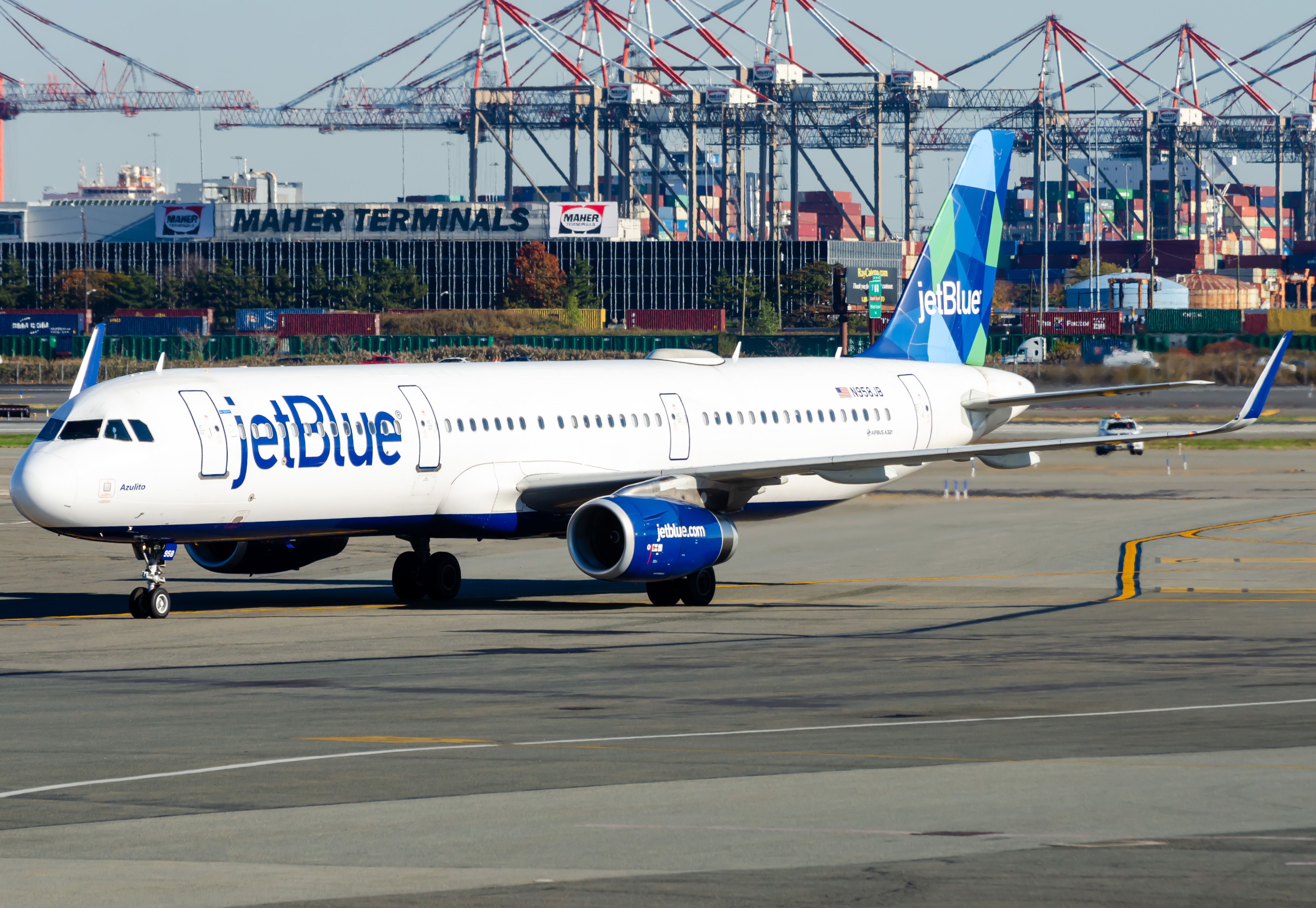 Full size: JetBlue Airbus A321-200 N958JB at Newark Liberty International Airport