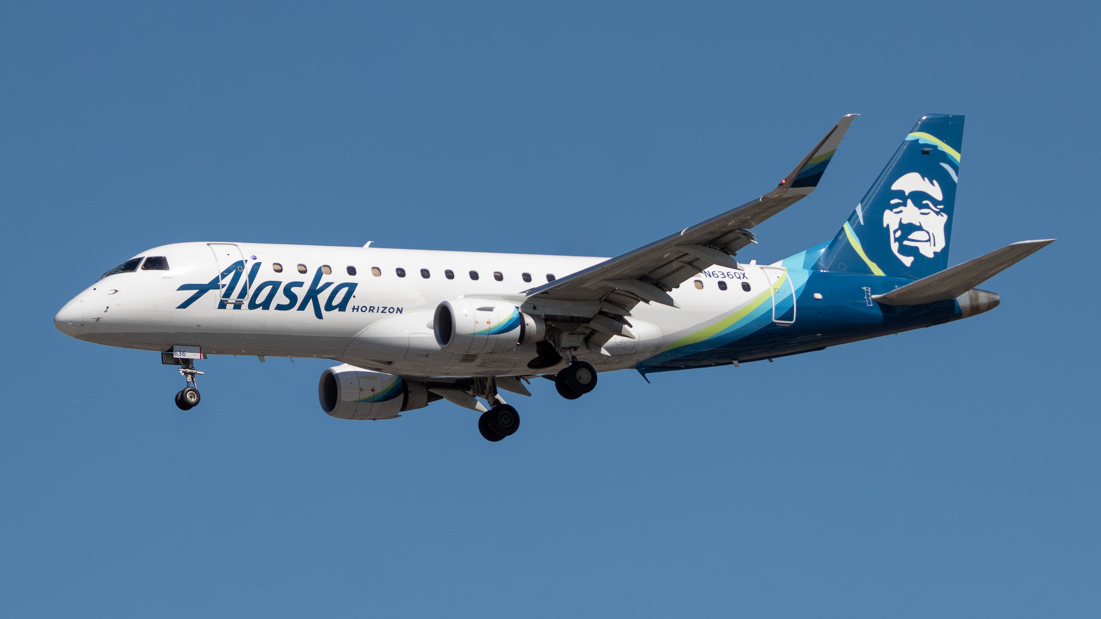 Full size: Alaska Airlines Embraer E175 N636QX at Los Angeles International Airport