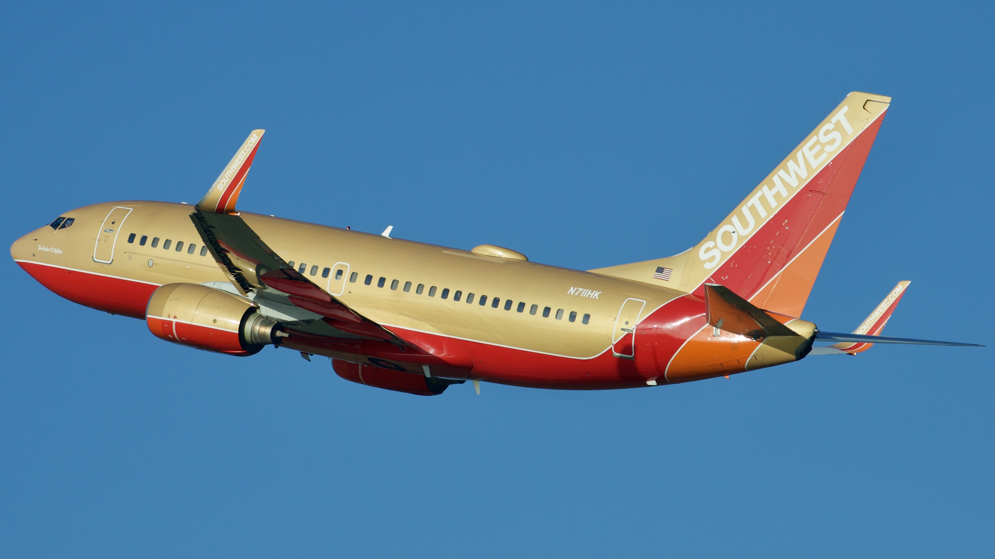 Full size: Southwest Airlines Boeing 737-700 N711HK at Houston-George Bush Intercontinental Airport