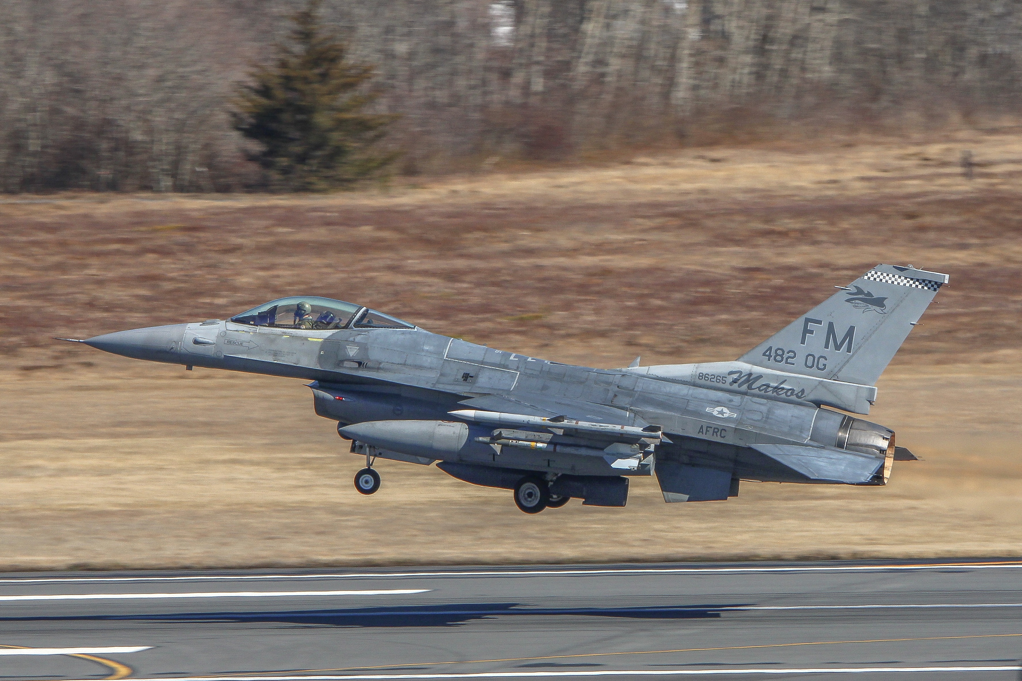 Full size: USAF - United States Air Force General Dynamics F-16 Fighting Falcon 86-0265 at Atlantic City International Airport