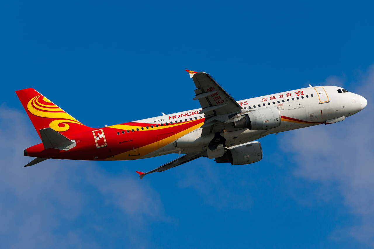 Full size: Hong Kong Airlines Airbus A320 B-LPI at Hong Kong International Airport