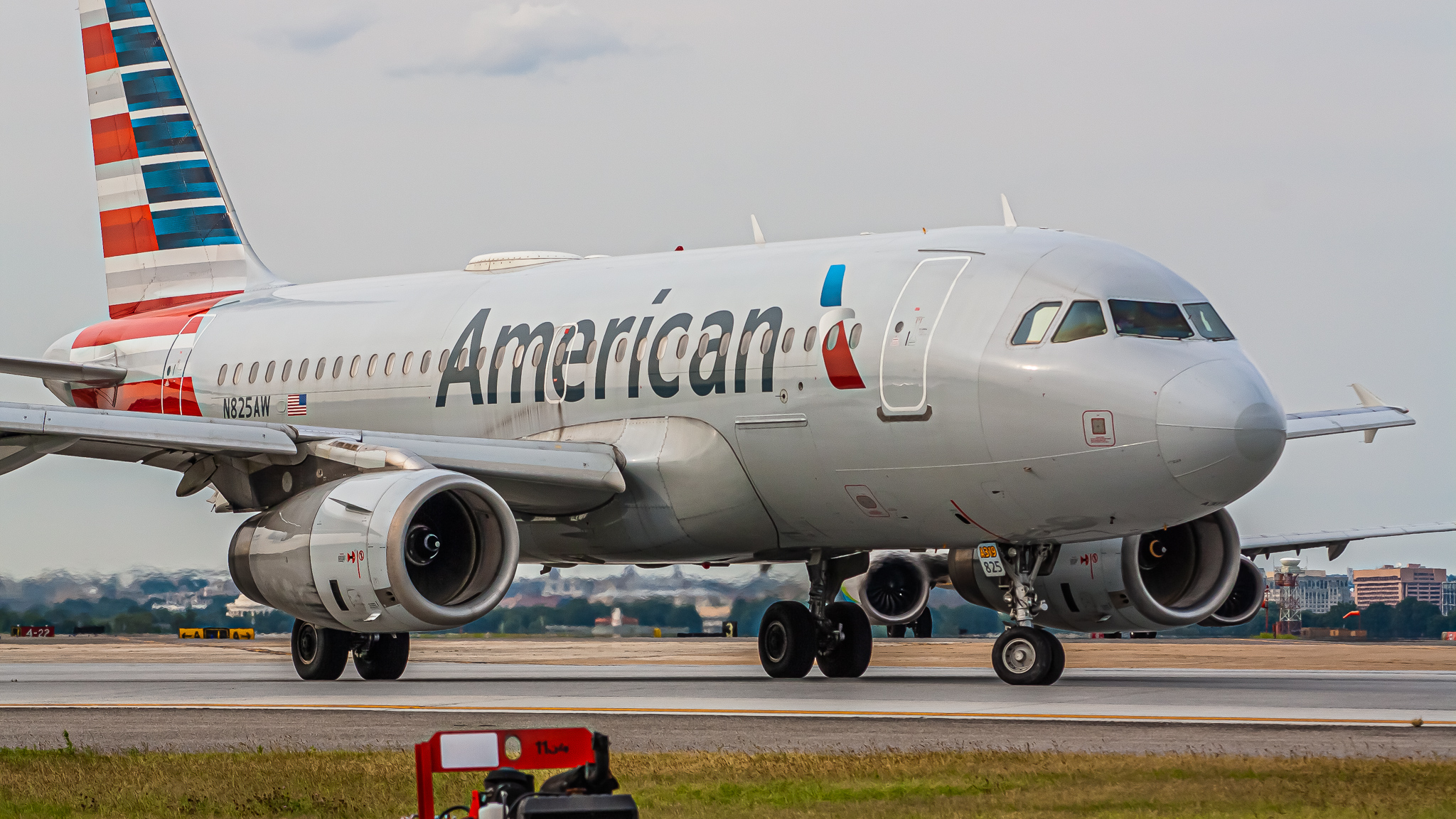 Full size: American Airlines Airbus A319 N825AW at Ronald Reagan National Airport