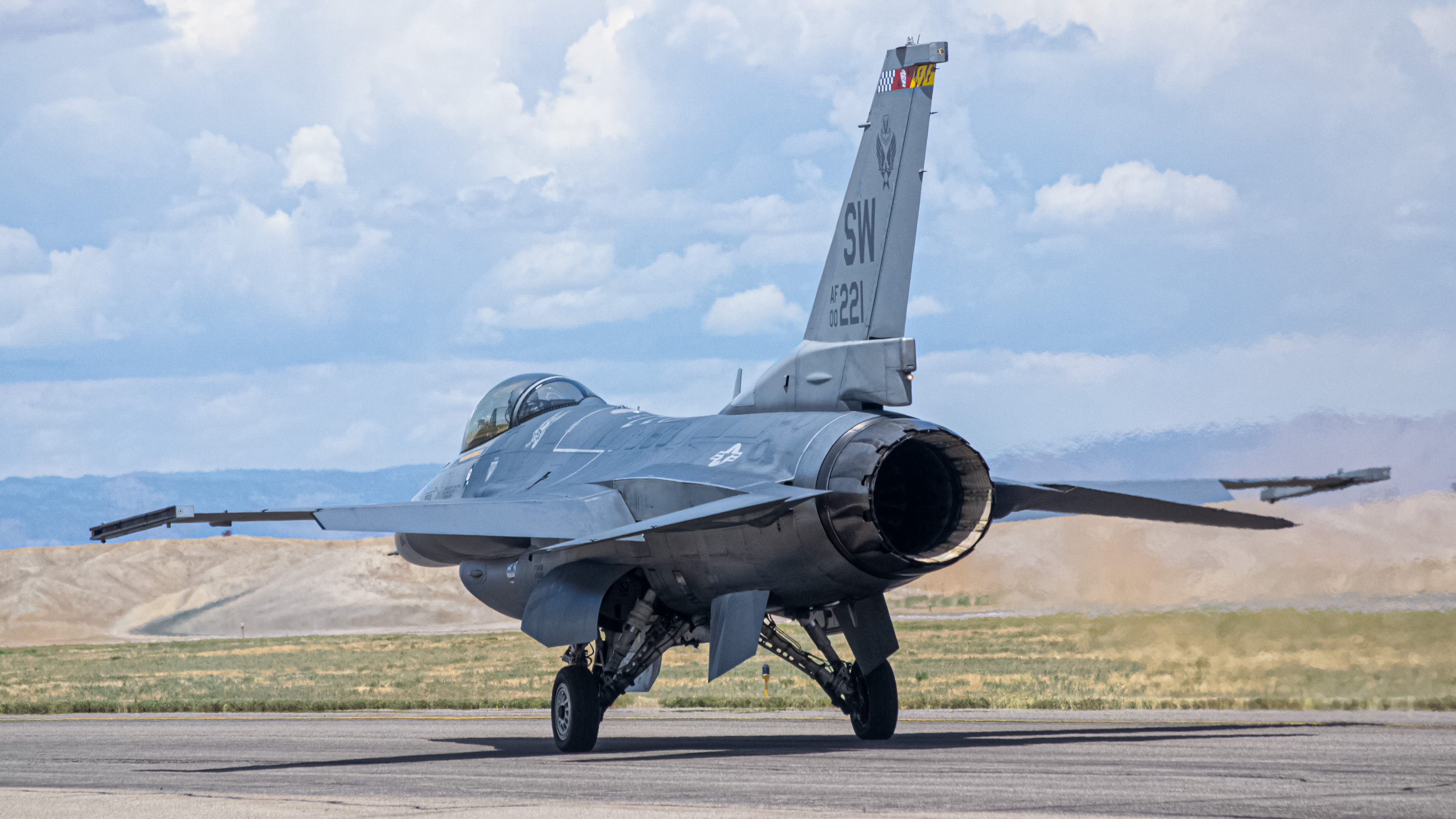 Full size: USAF - United States Air Force General Dynamics F-16 Fighting Falcon 00-0221 at Grand Junction Regional Airport