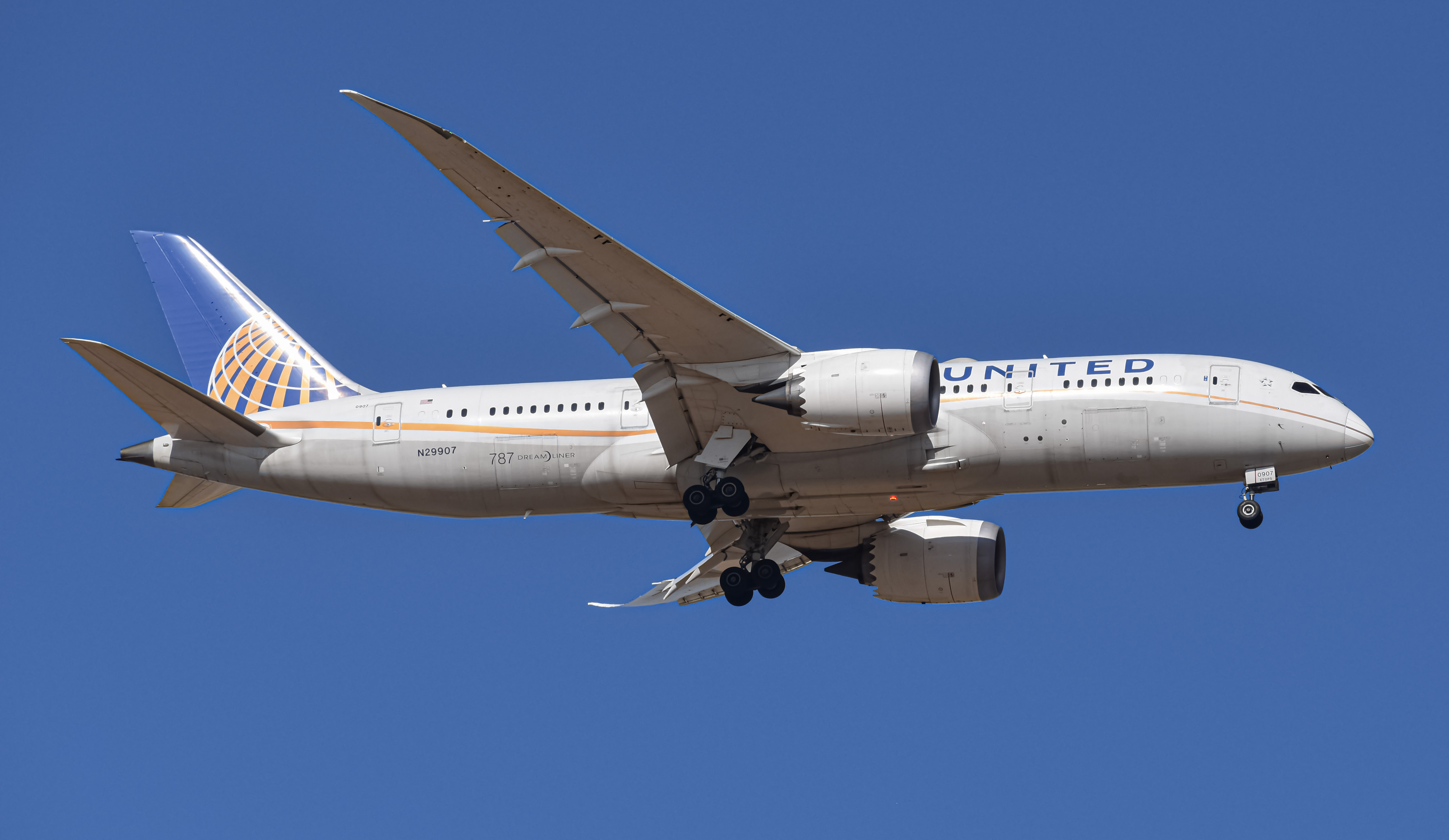 Full size: United Airlines Boeing 787-8 N29907 at Denver International Airport