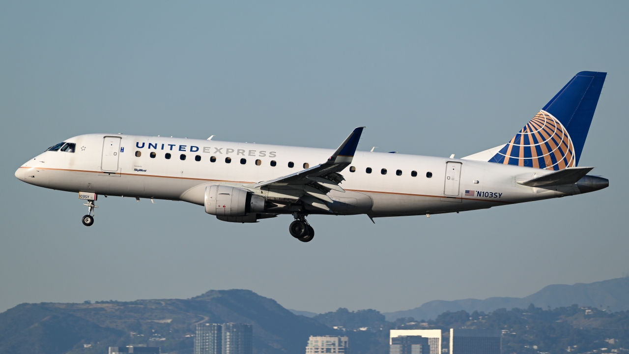 Full size: United Express Embraer E175LR N103SY at Los Angeles International Airport