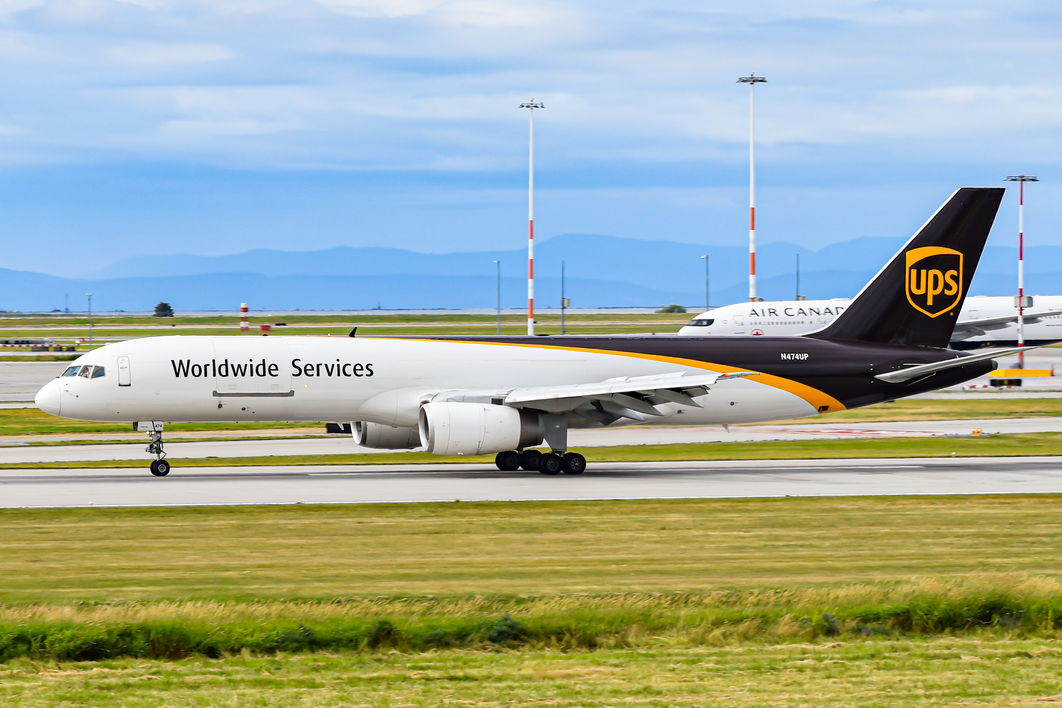 Full size: United Parcel Service Boeing 757-200 N474UP at Vancouver International Airport