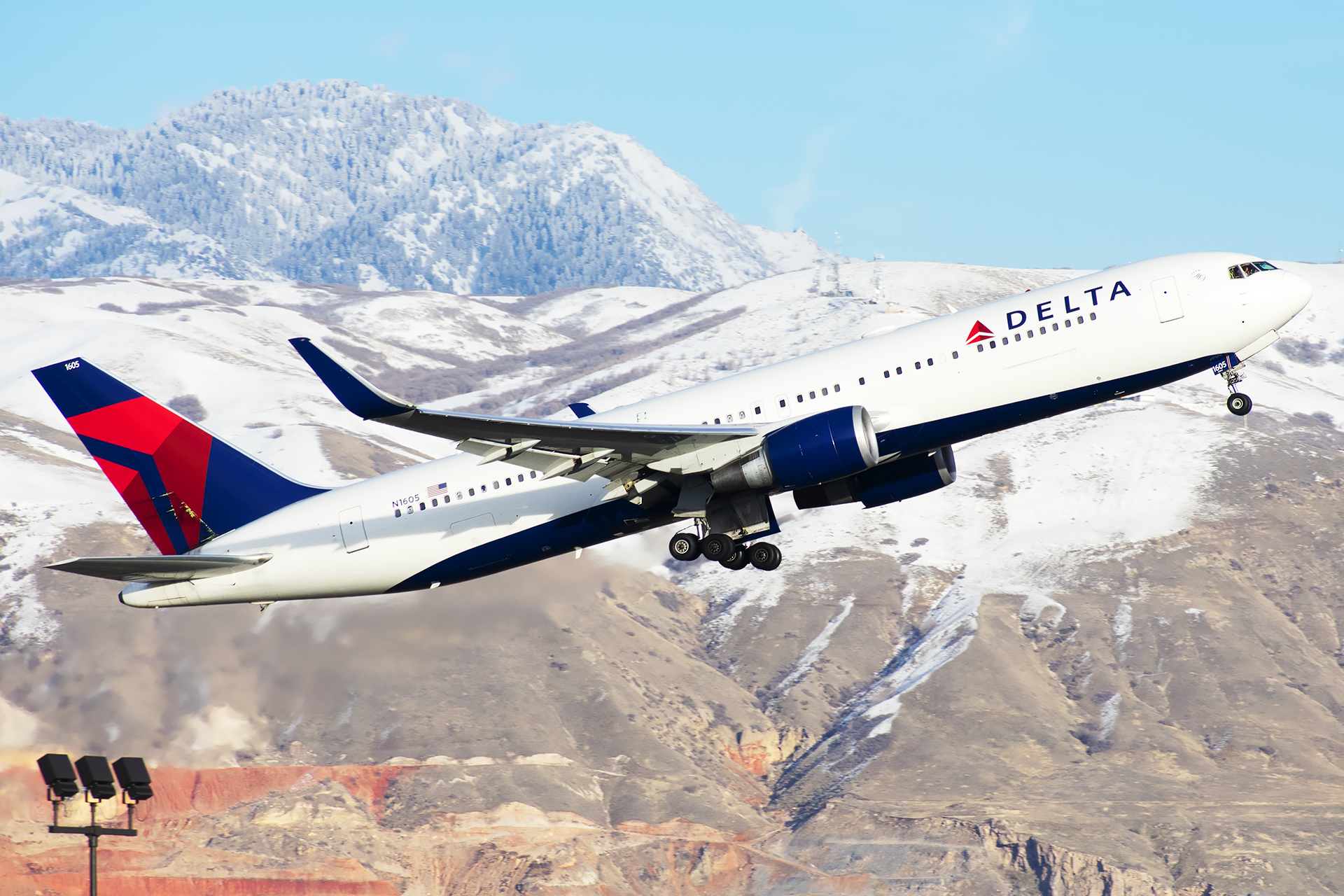 Full size: Delta Airlines Boeing 767-300 N1605 at Salt Lake City International Airport