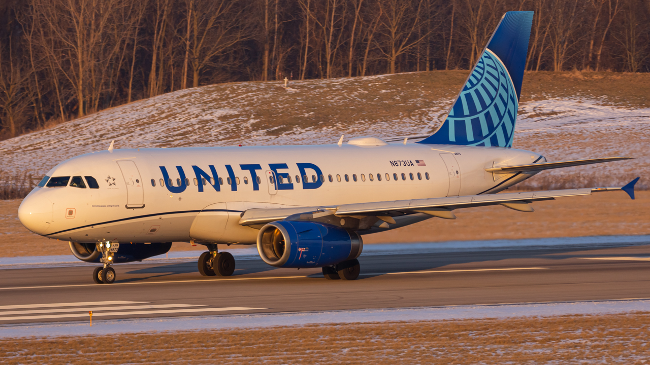 Full size: United Airlines Airbus A320 N873UA at John Glenn Columbus International Airport