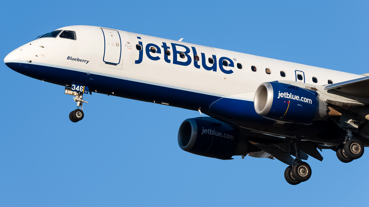Full size: JetBlue Airways Embraer E190 N346JB at Savannah/Hilton Head International Airport
