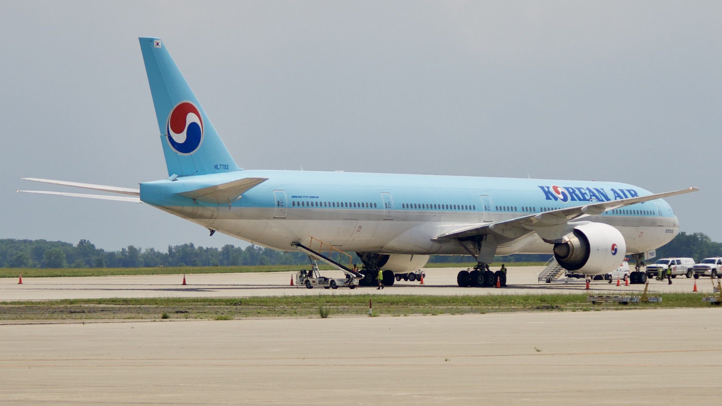 Full size: Korean Air Boeing 777-300ER HL7782 at Rickenbacker International Airport