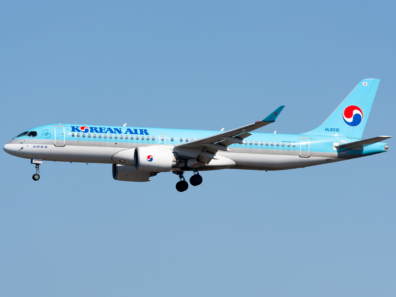 Full size: Korean Air Airbus A220-300 HL8315 at Gimhae International Airport