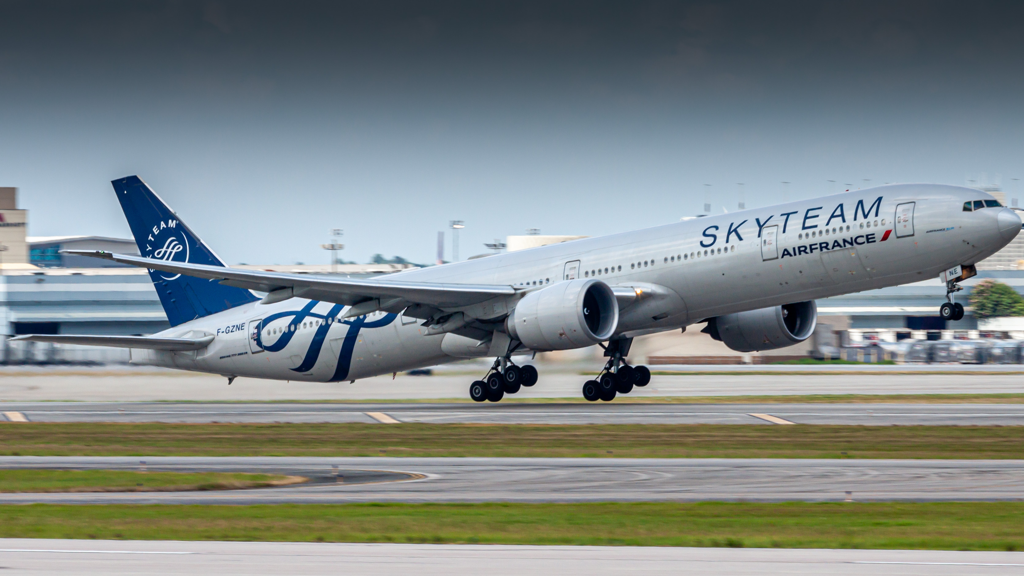 Full size: Air France Boeing 777-300ER F-GZNE at Houston-George Bush Intercontinental Airport