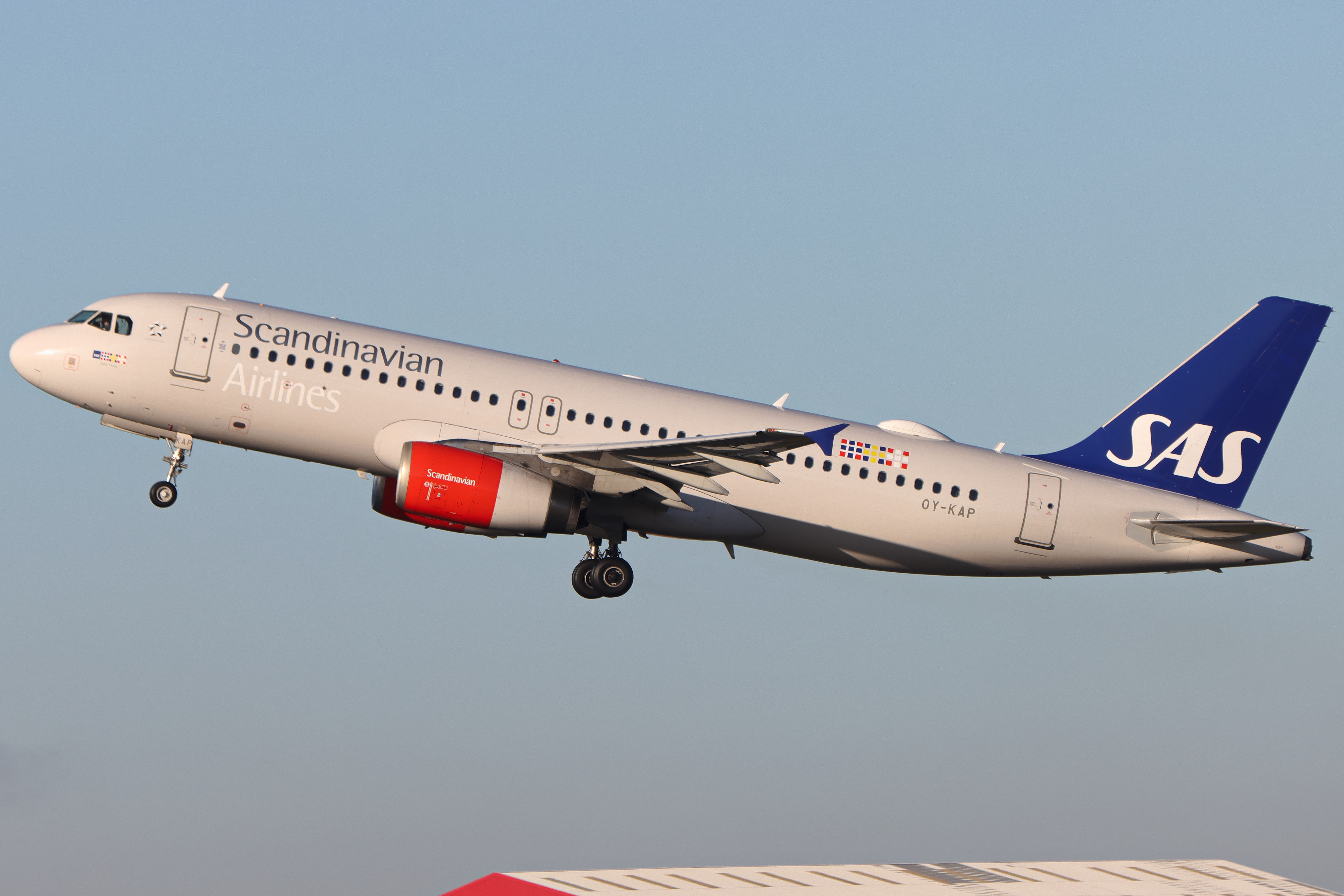 Full size: Scandinavian Airlines Airbus A320 OY-FAP at Manchester Airport