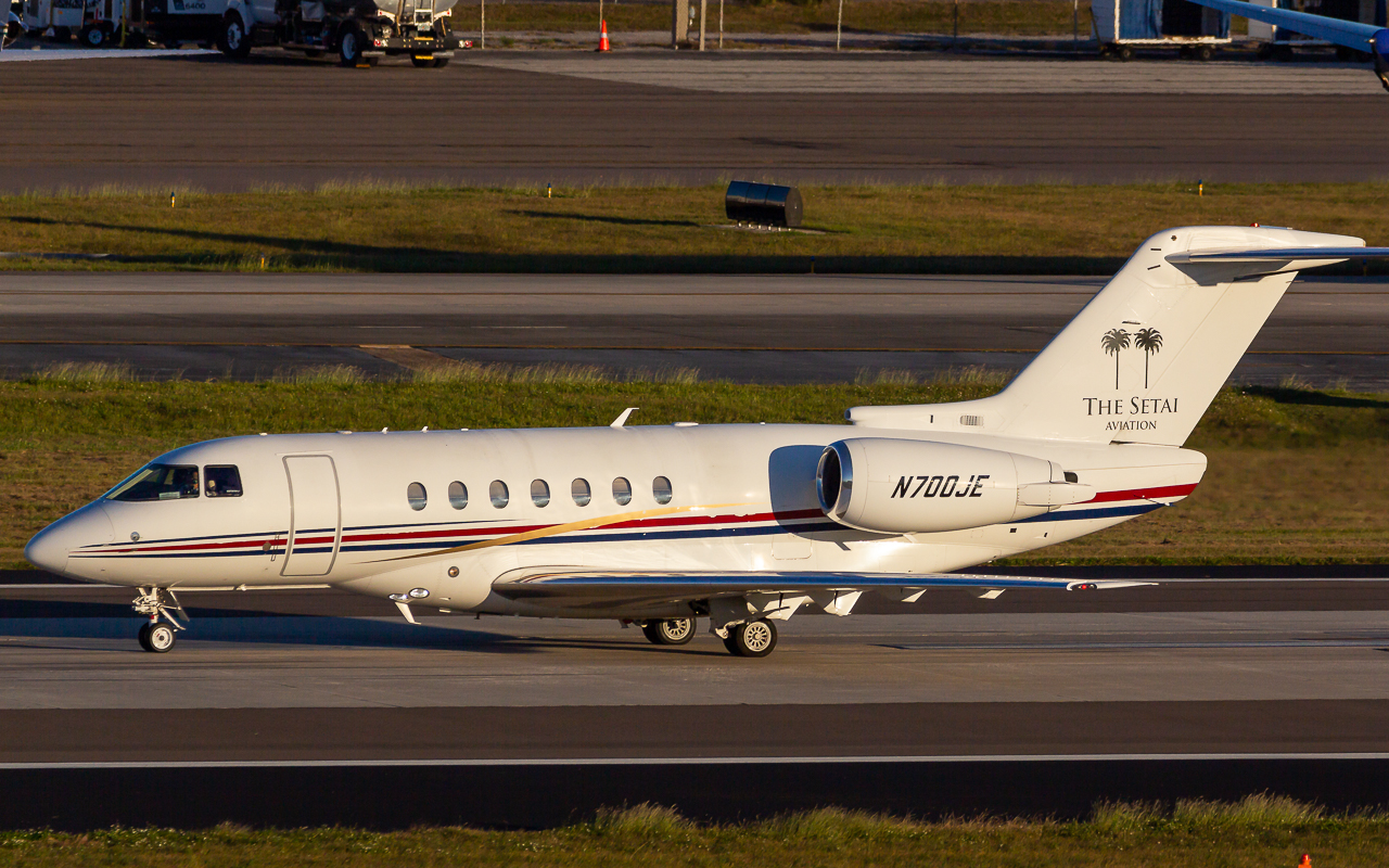 Full size: PRIVATE Beechcraft Hawker 4000 Horizon  N700JE at Tampa International Airport
