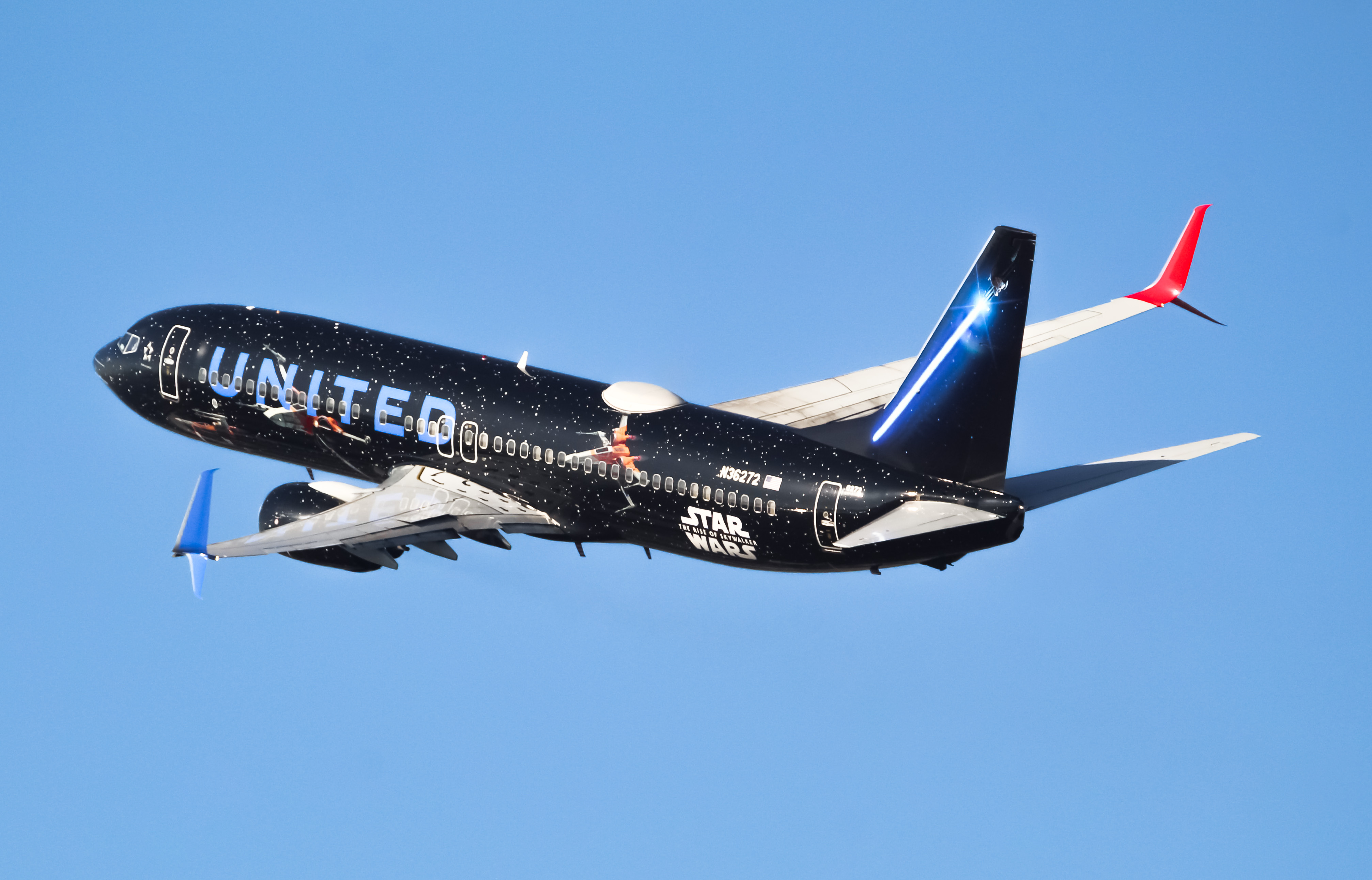 Full size: United Airlines Boeing 737-800 N36272 at Newark Liberty International Airport