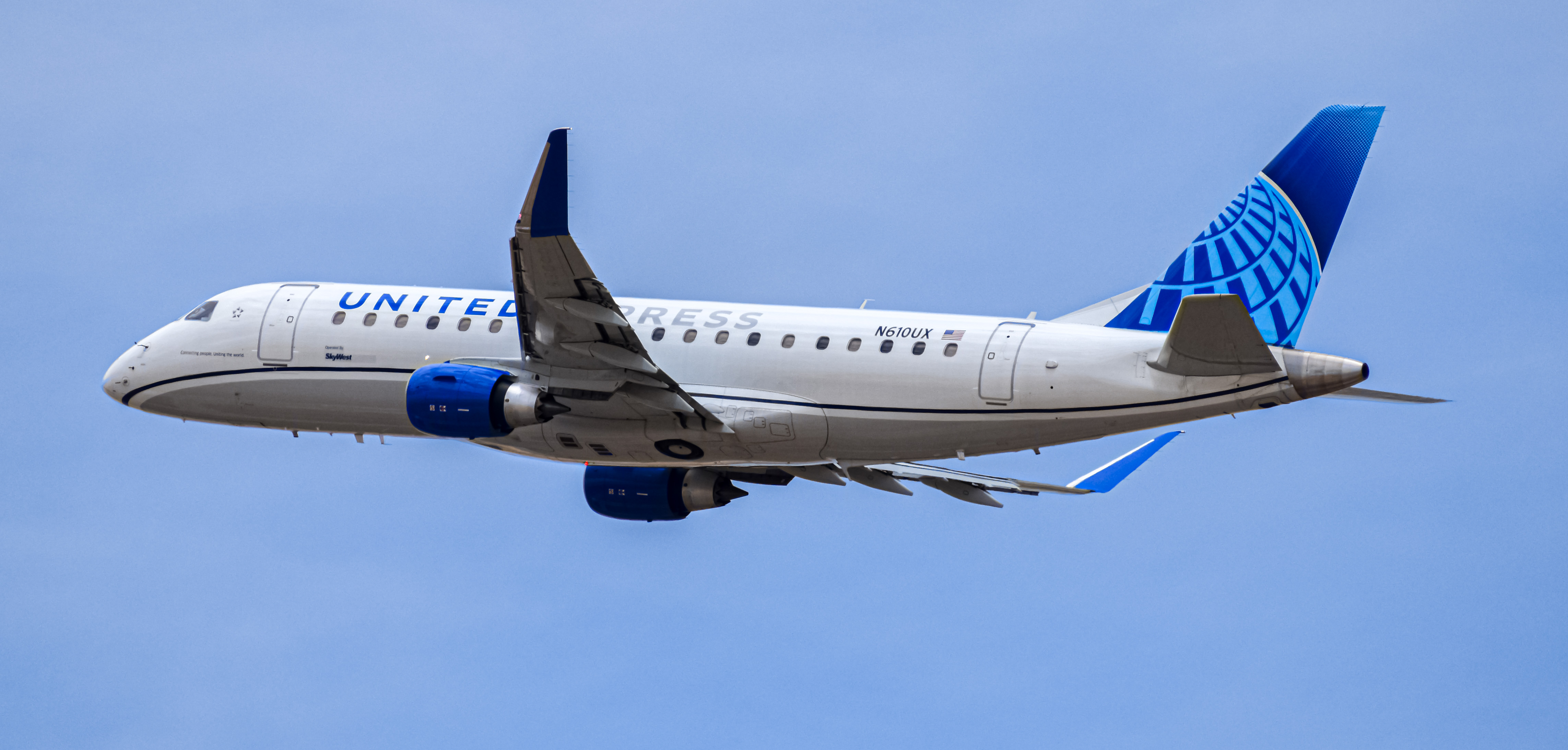 Full size: United Express Embraer E175 N610UX at Denver International Airport