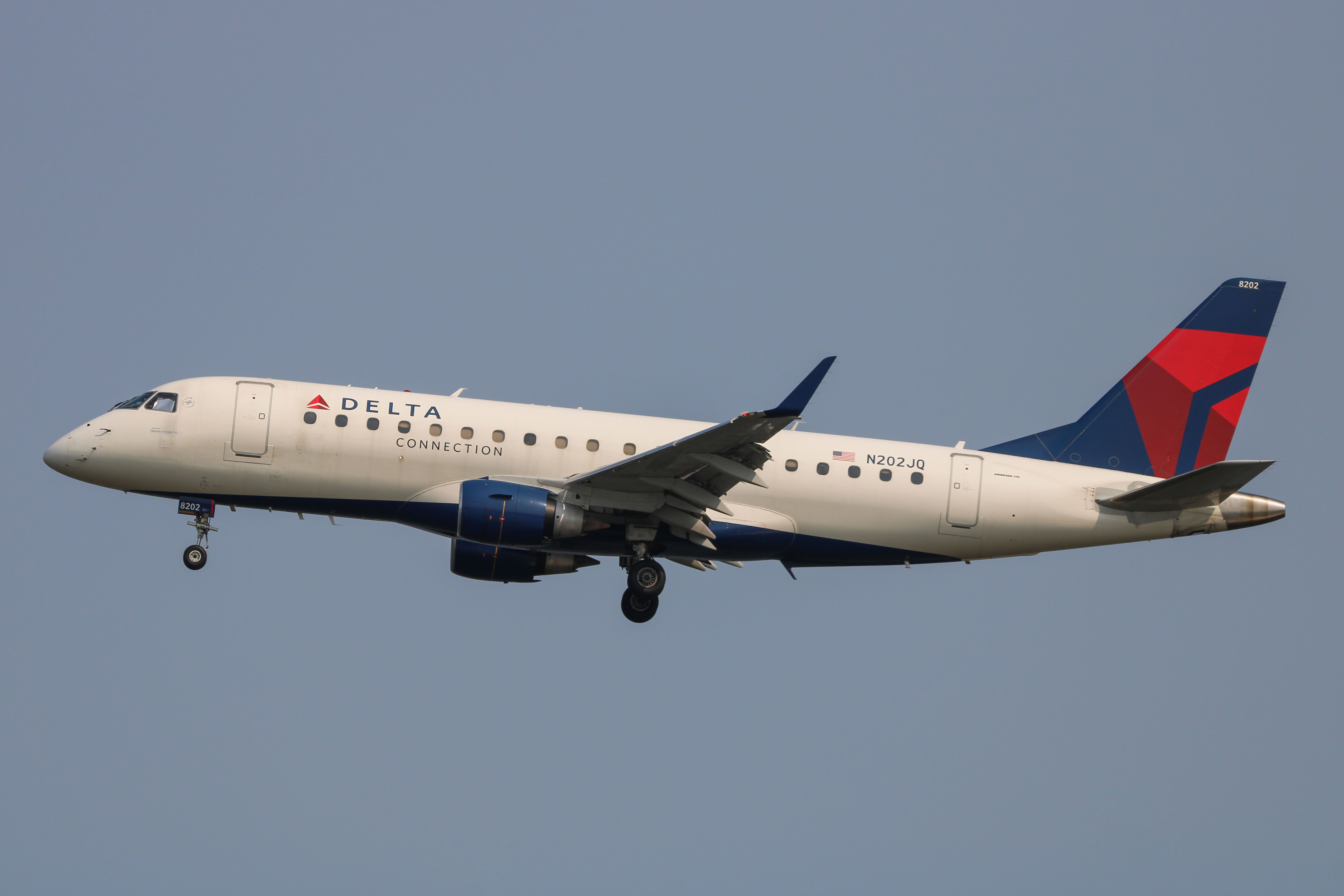 Full size: Delta Connection Embraer E170 N202JQ at Ronald Reagan National Airport