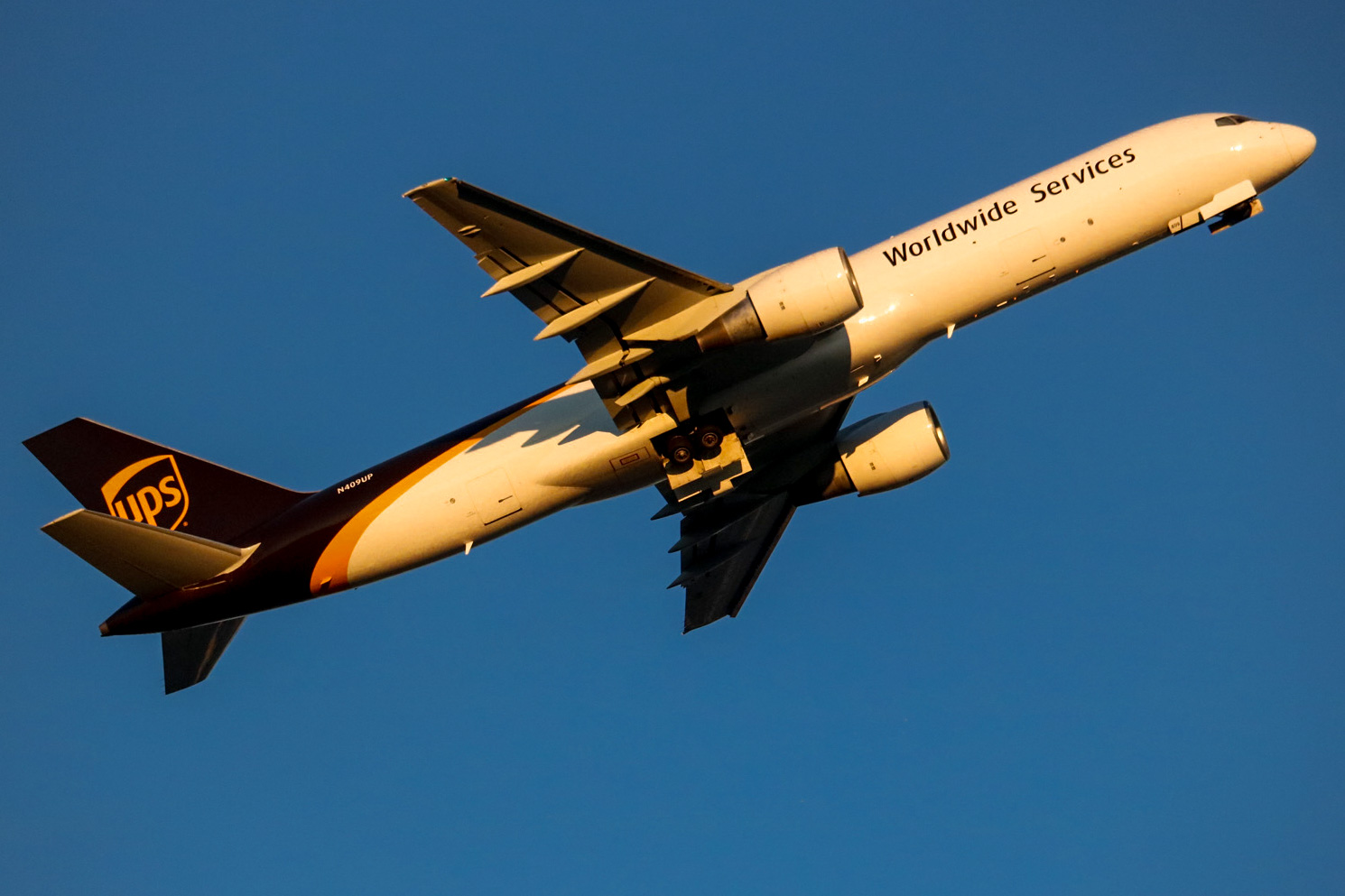 Full size: United Parcel Service Boeing 757-200F N409UP at Louisville Muhammad Ali International Airport