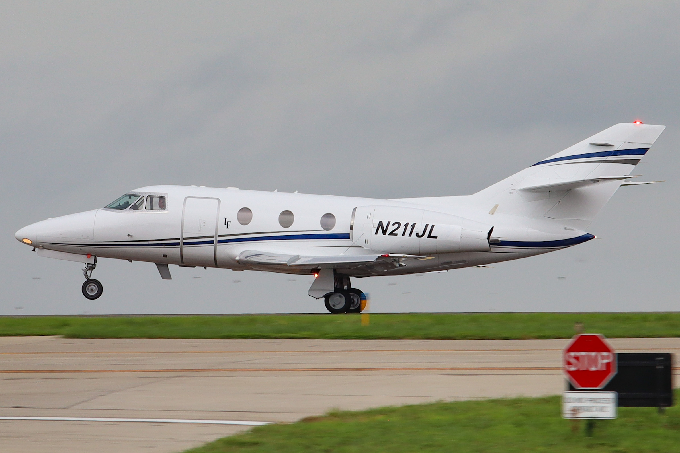 Full size: PRIVATE Dassault Falcon 10 N211JL at Blue Grass Airport