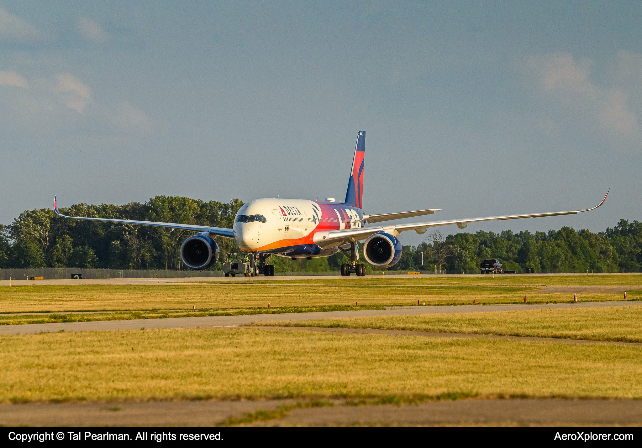 Full size: Delta Airlines Airbus A350-900 N522DZ at Wittman Regional Airport