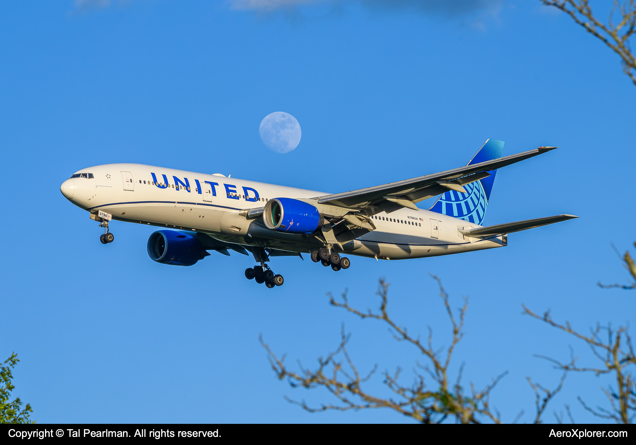 Full size: United Airlines Boeing 777-200 N786UA at Washington Dulles International Airport