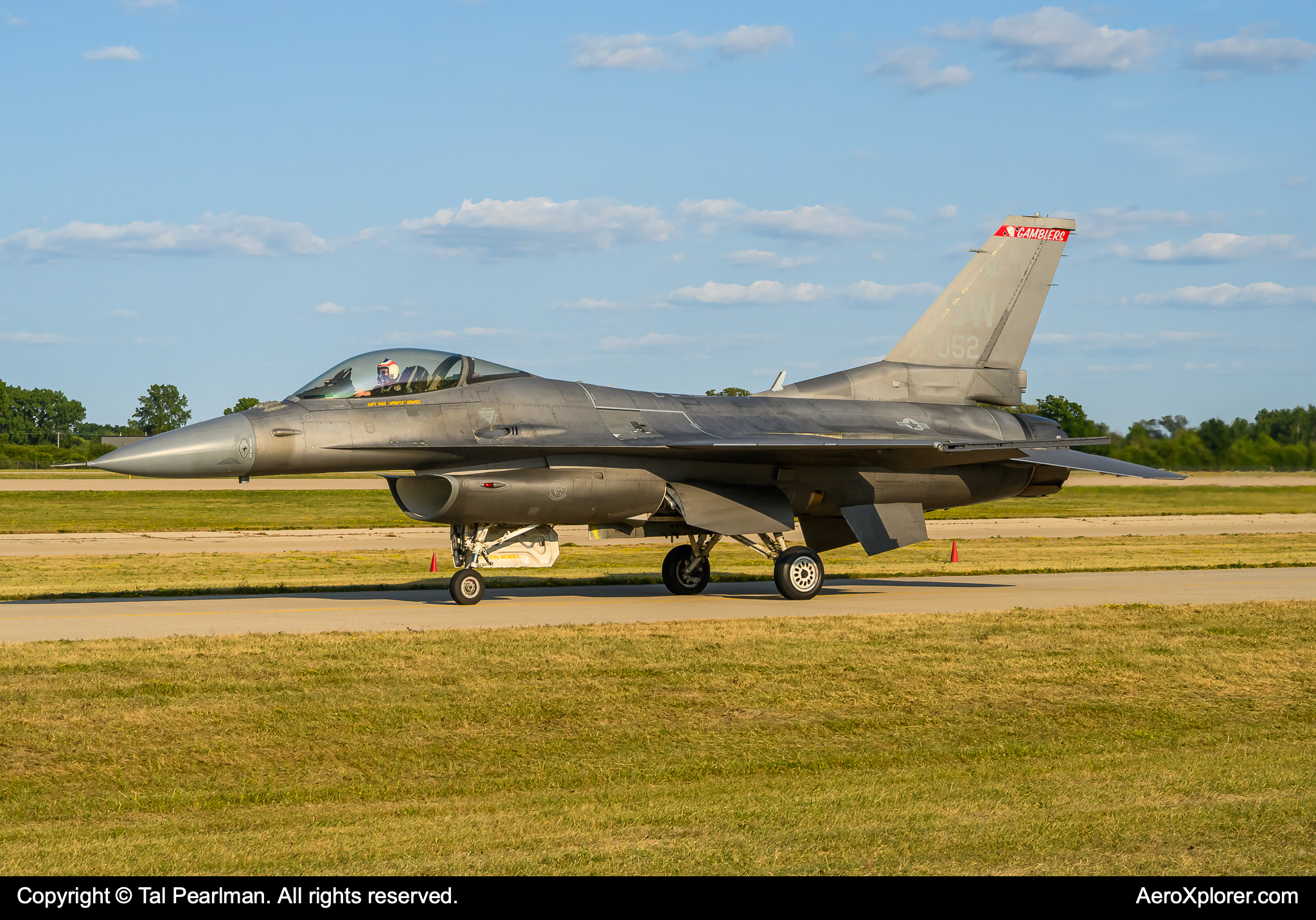 Full size: USAF - United States Air Force General Dynamics F-16 Fighting Falcon 01-0752 at Wittman Regional Airport