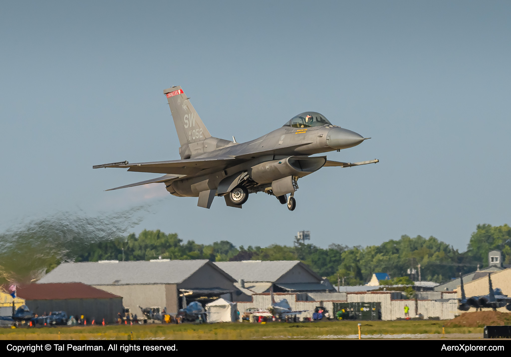 Full size: USAF - United States Air Force General Dynamics F-16 Fighting Falcon 01-0752 at Wittman Regional Airport