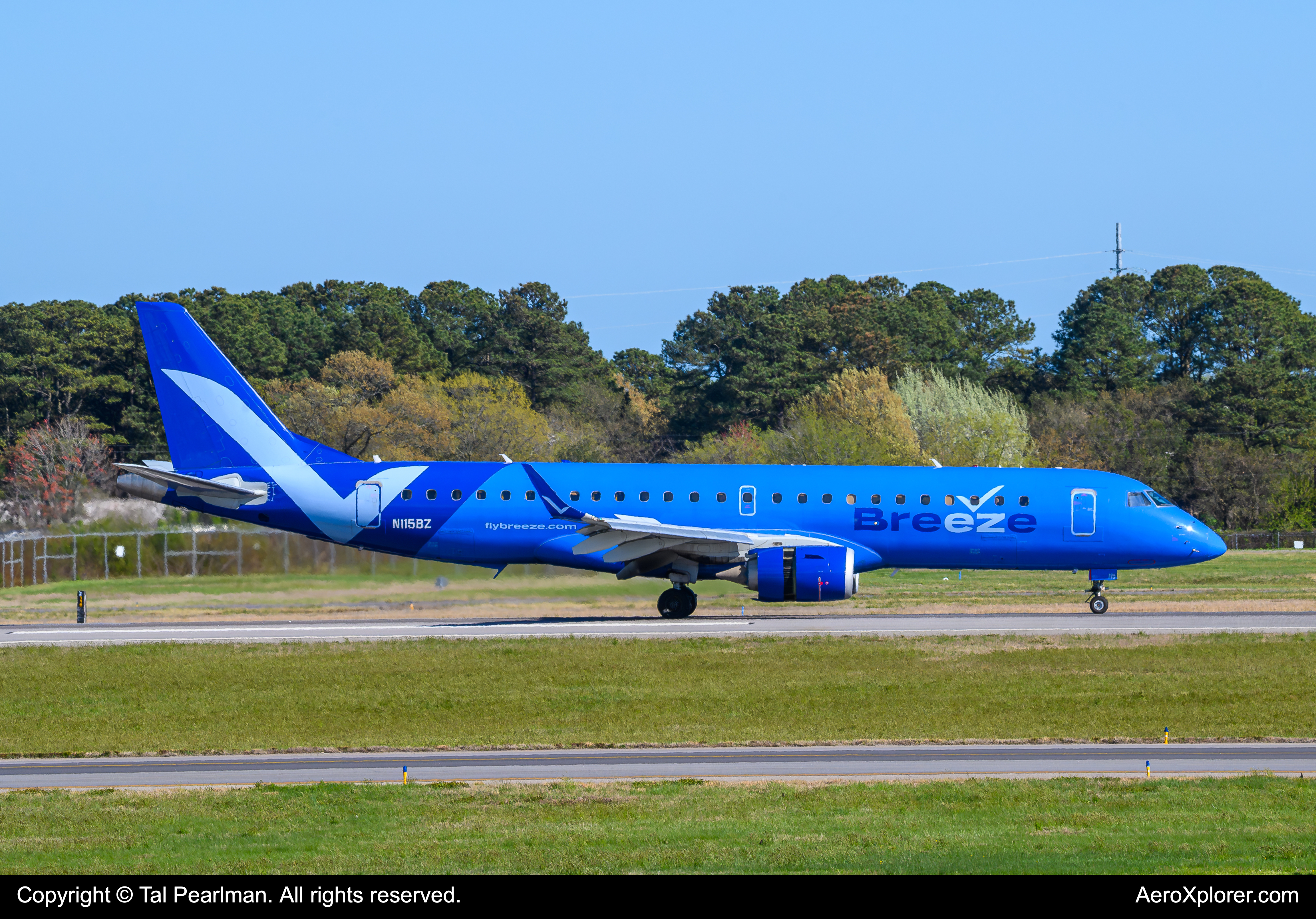 Full size: Breeze Airways Embraer E190 N115BZ at Norfolk International Airport