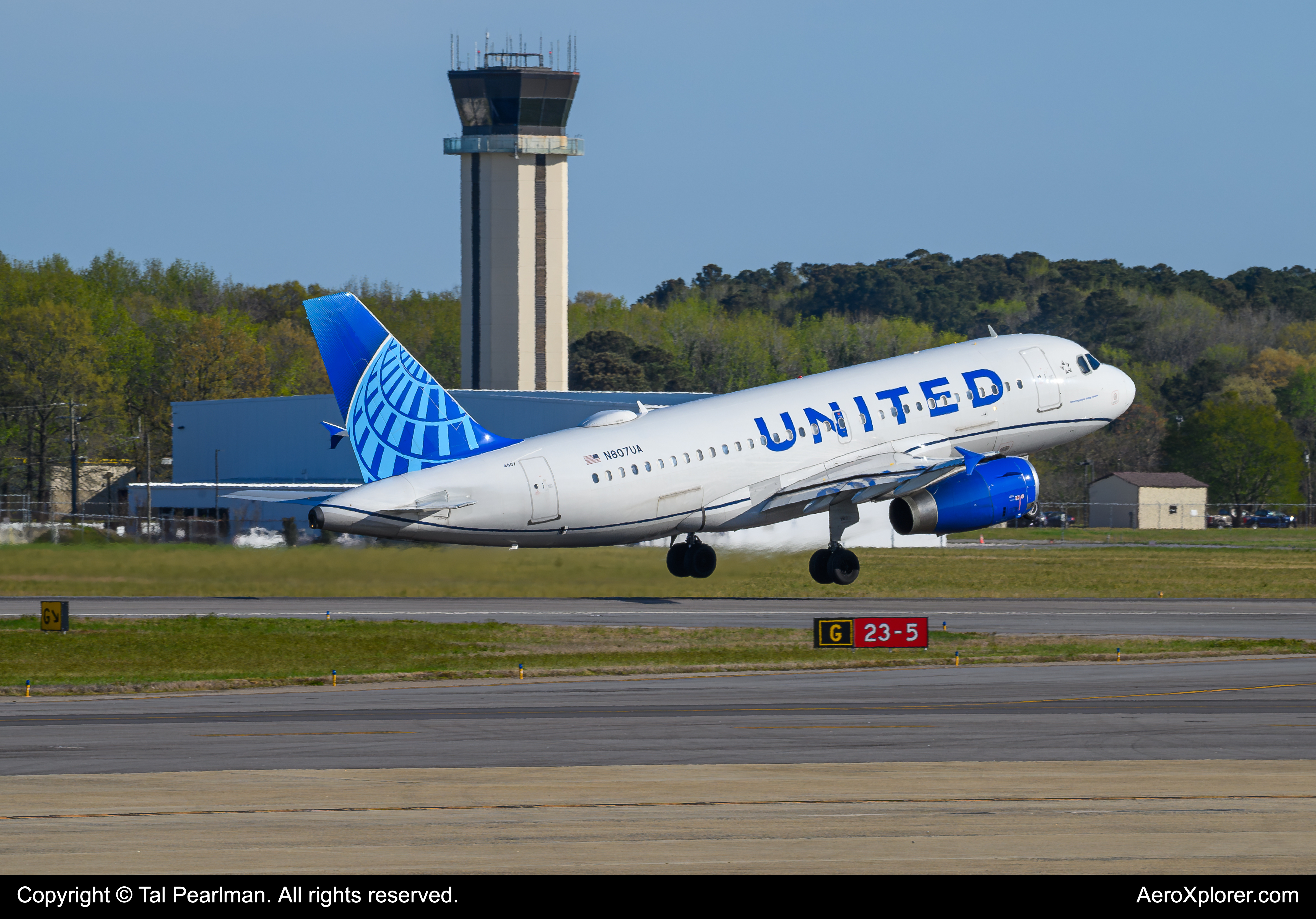 Full size: United Airlines Airbus A319 N897UA at Norfolk International Airport