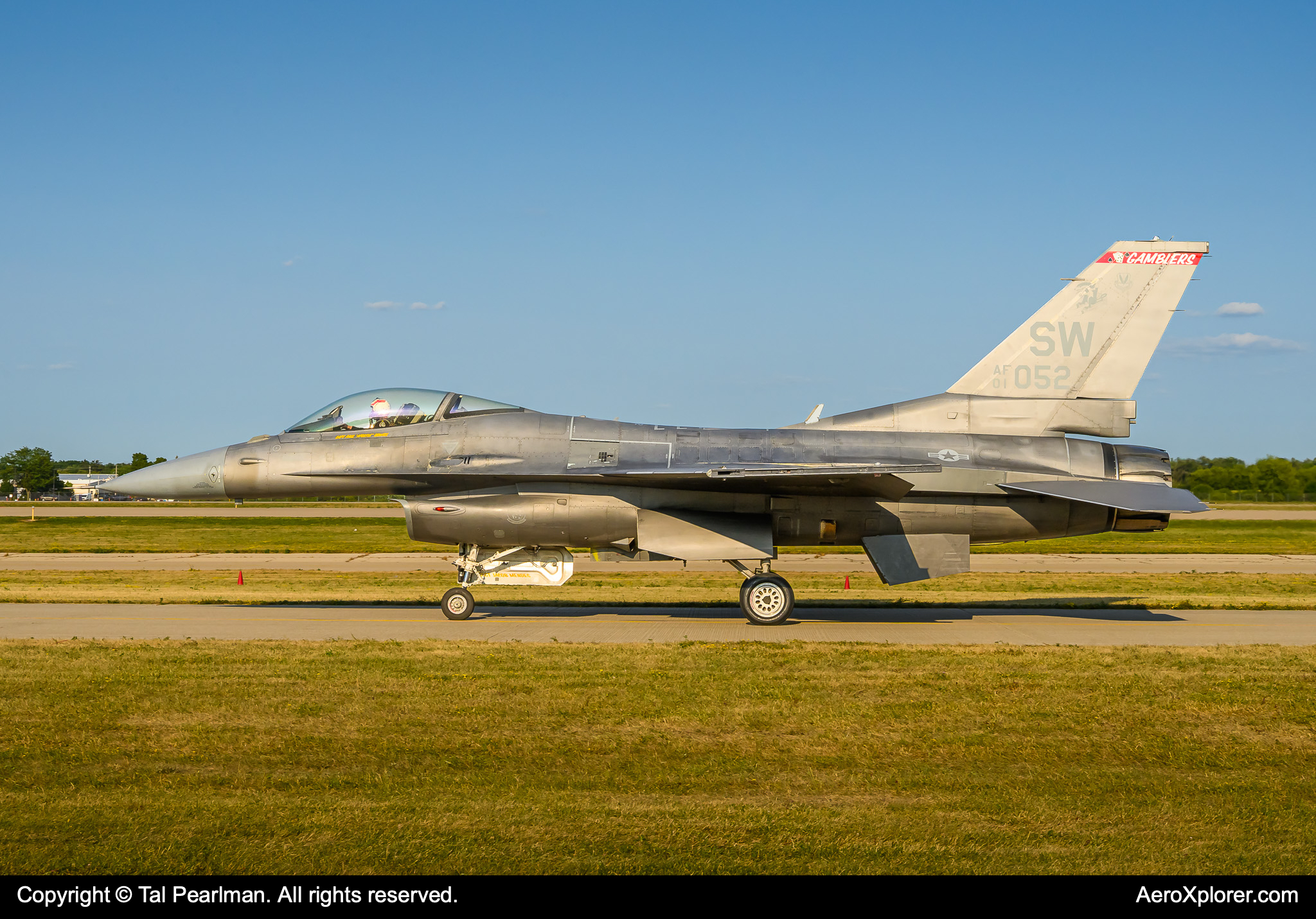 Full size: USAF - United States Air Force General Dynamics F-16 Fighting Falcon 01-0752 at Wittman Regional Airport