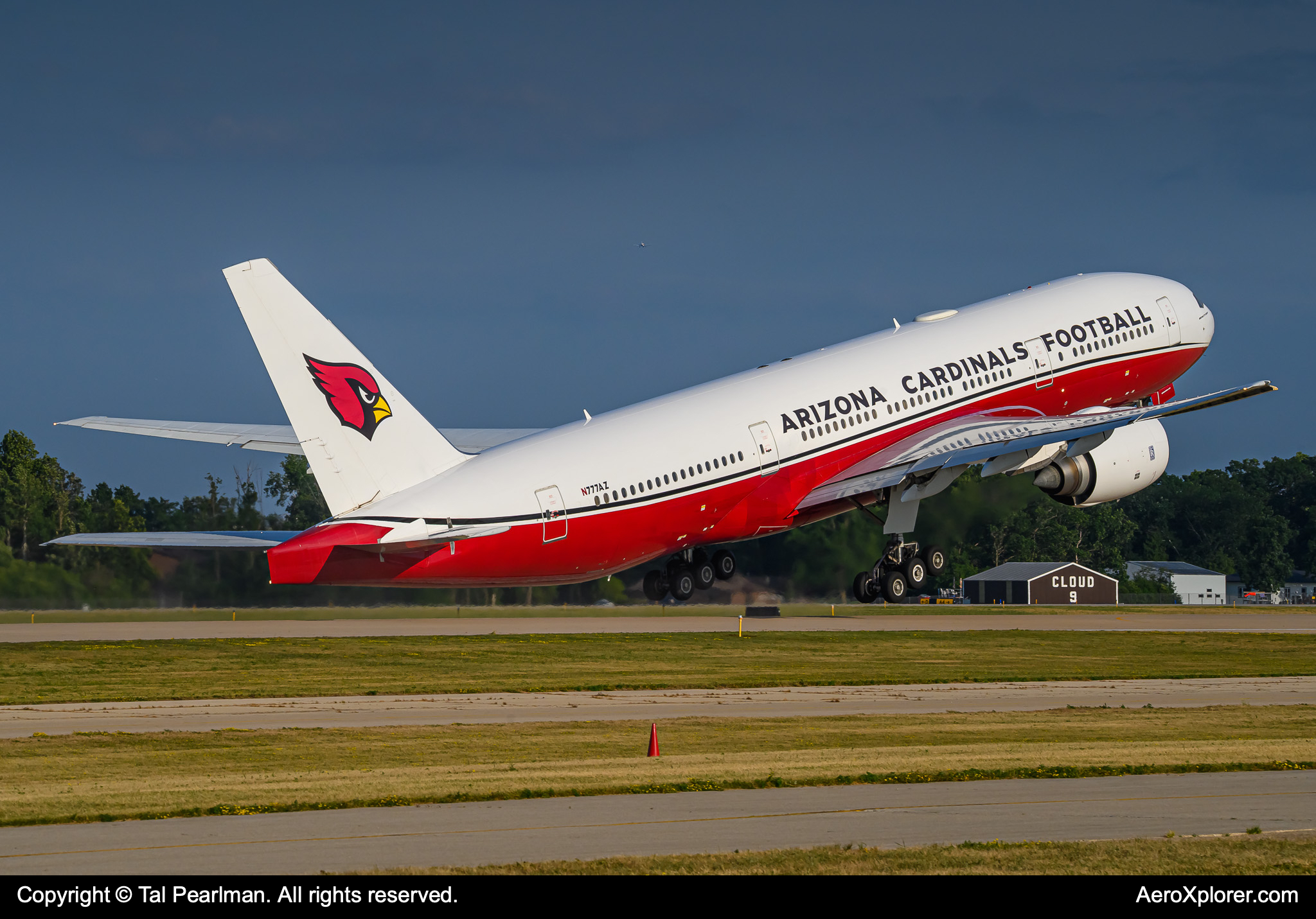 Full size: Arizona Cardinals Boeing 777-200ER N777AZ at Wittman Regional Airport