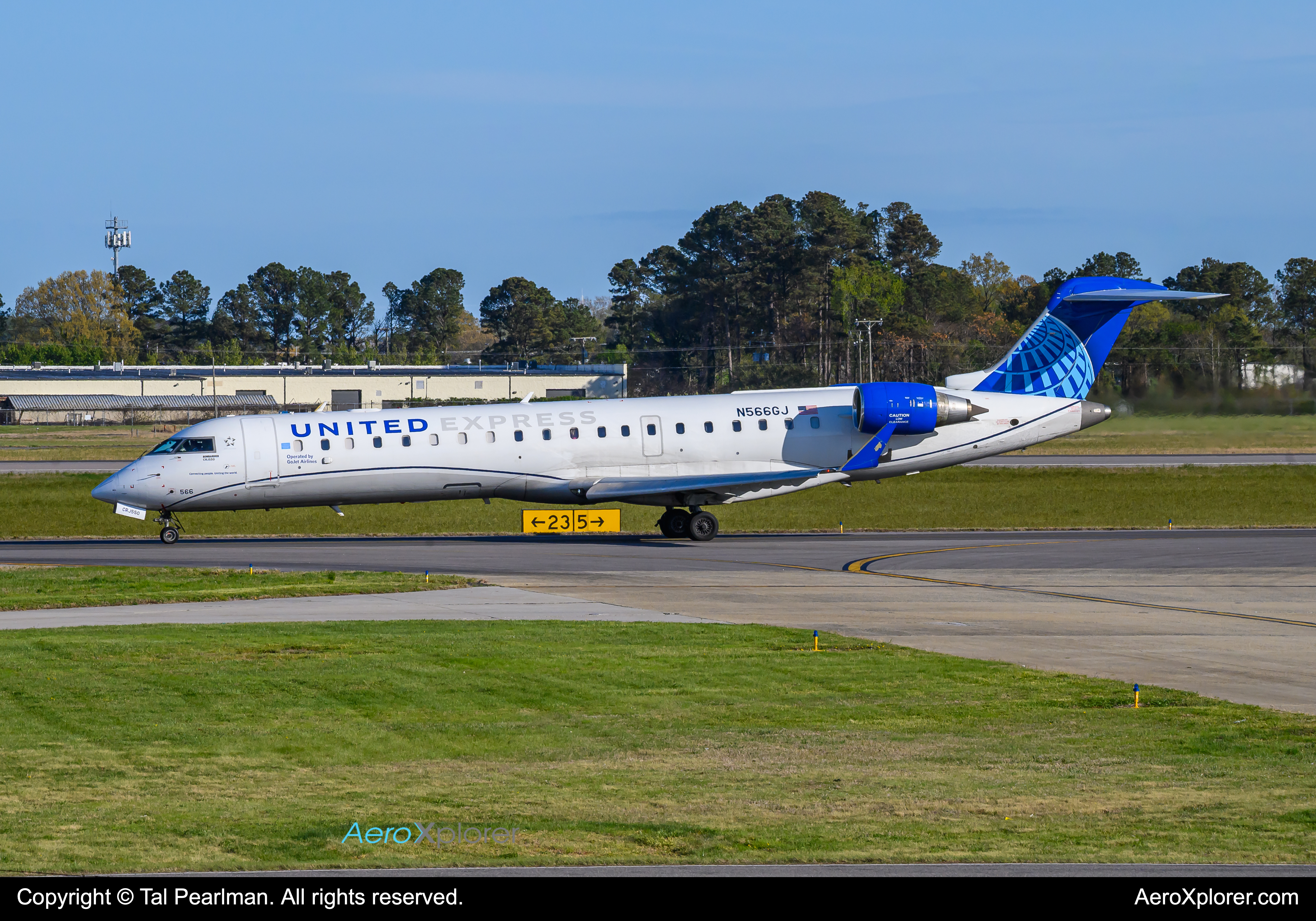 Full size: United Express Mitsubishi CRJ-550 N566GJ at Norfolk International Airport