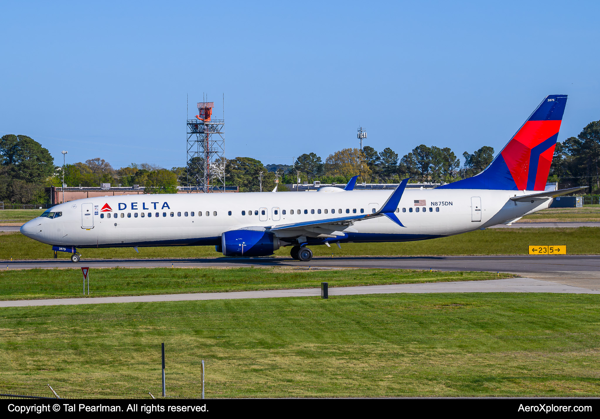 Full size: Delta Airlines Boeing 737-900ER N875DN at Norfolk International Airport