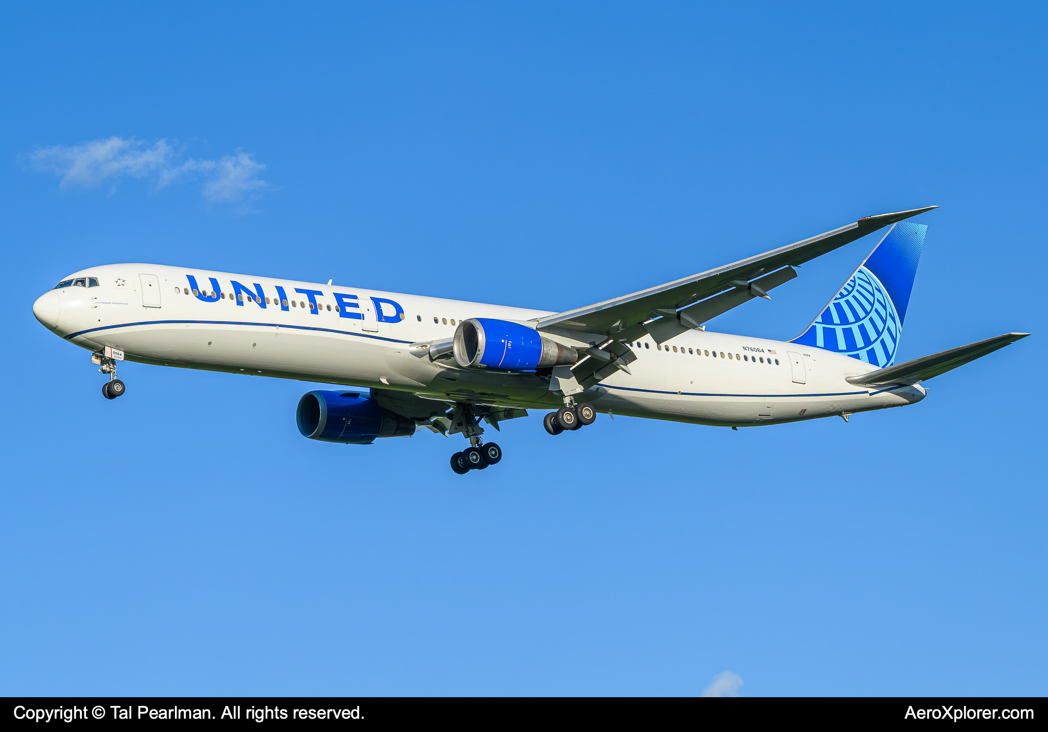 Full size: United Airlines Boeing 767-400ER N76064 at Washington Dulles International Airport