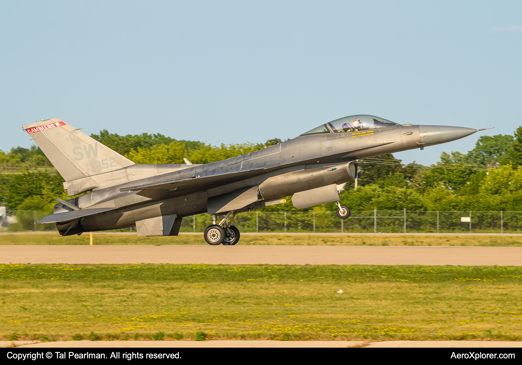 Full size: USAF - United States Air Force General Dynamics F-16 Fighting Falcon 01-0752 at Wittman Regional Airport