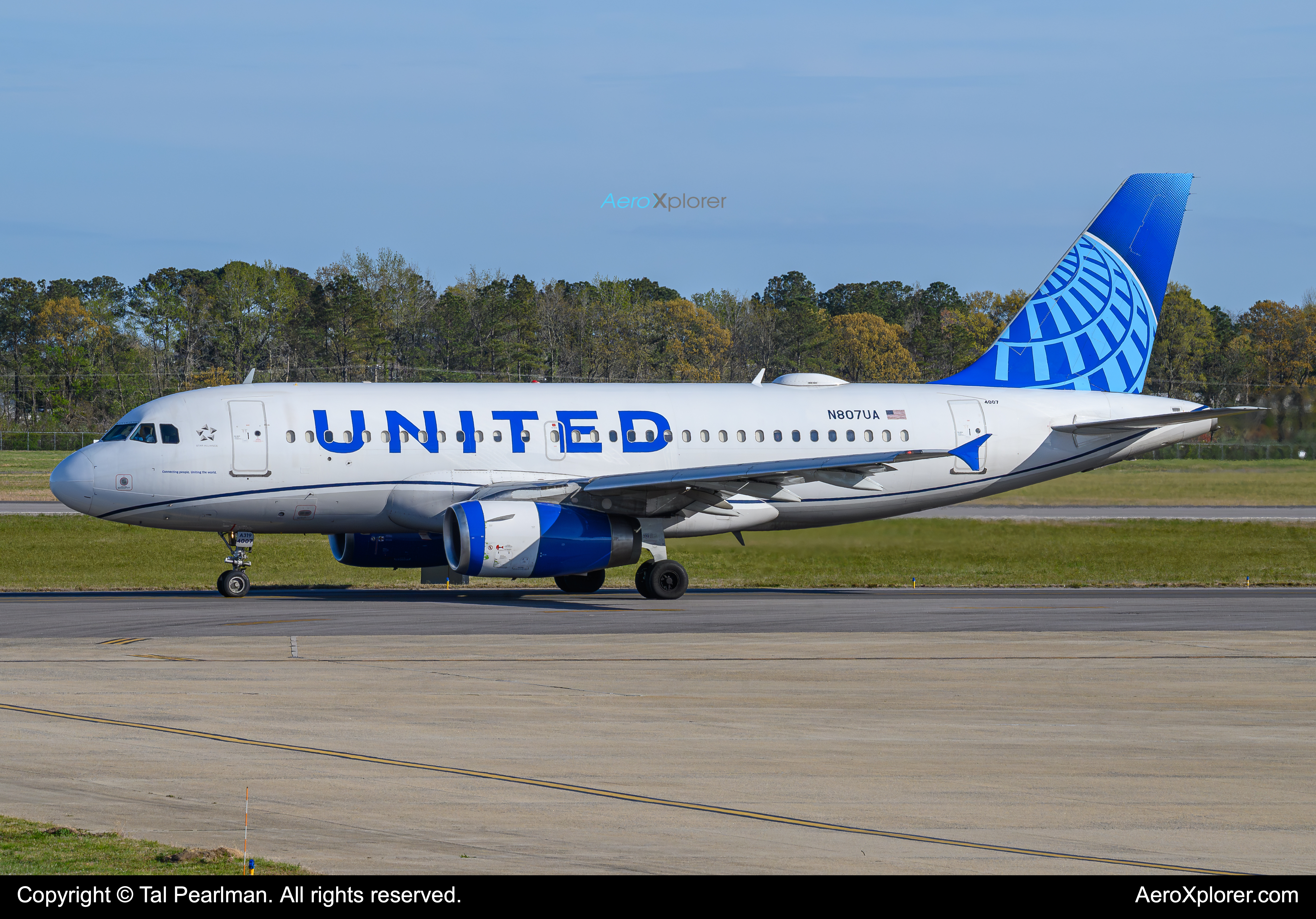 Full size: United Airlines Airbus A319 N807UA at Norfolk International Airport