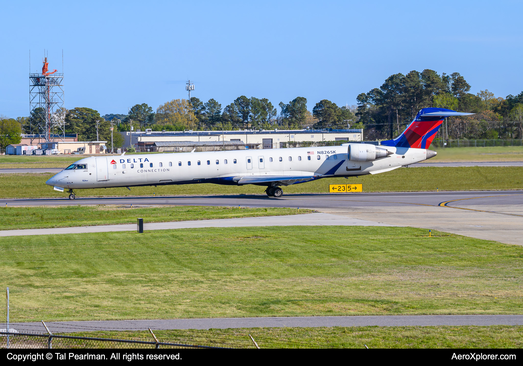 Full size: Delta Connection Mitsubishi CRJ-900 N826SK at Norfolk International Airport
