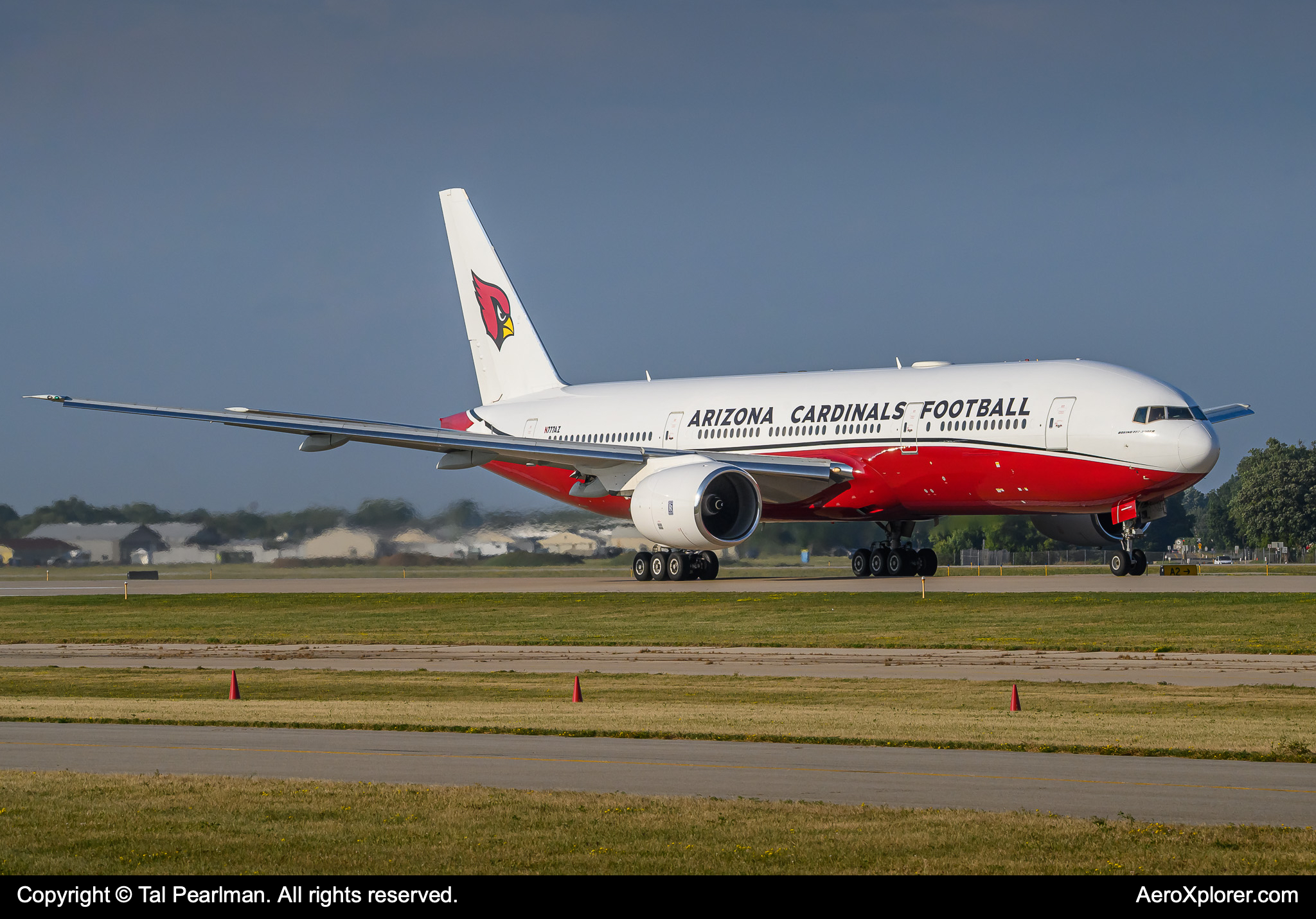 Full size: Arizona Cardinals Boeing 777-200ER N777AZ at Wittman Regional Airport